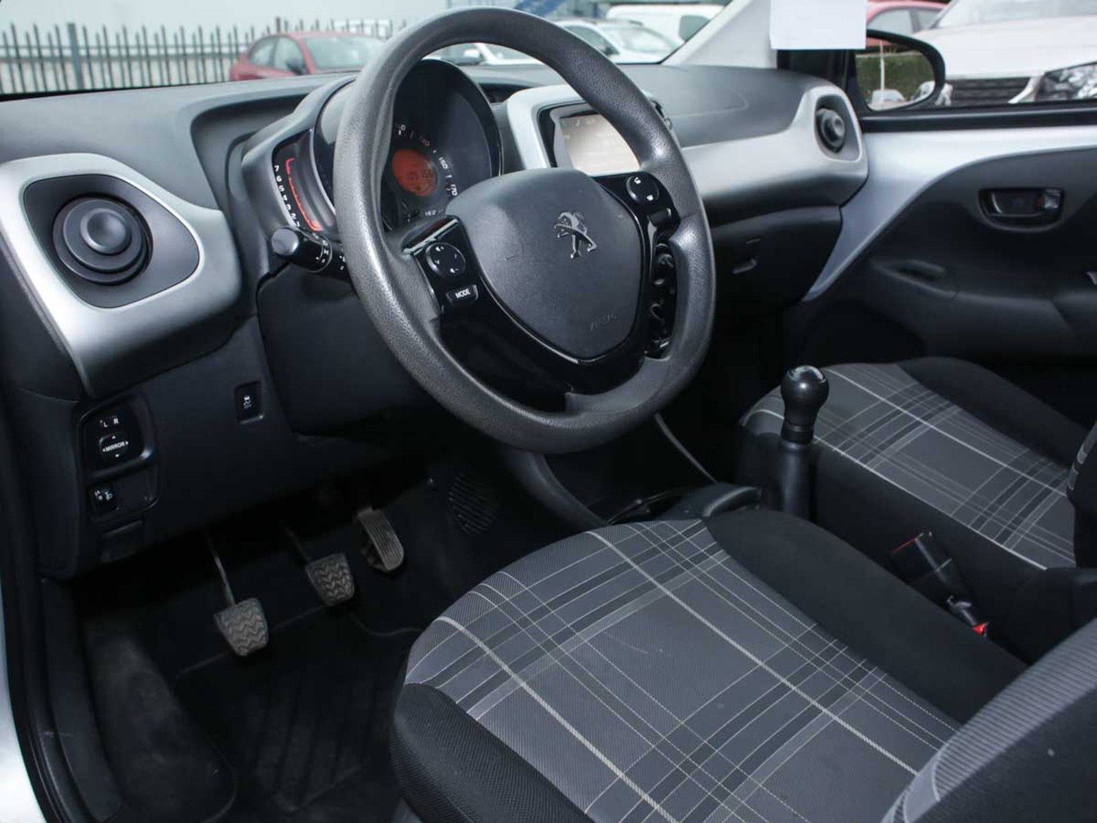 Peugeot 108 ACTIVE 1.2 2017 - Imagen 6 de 8