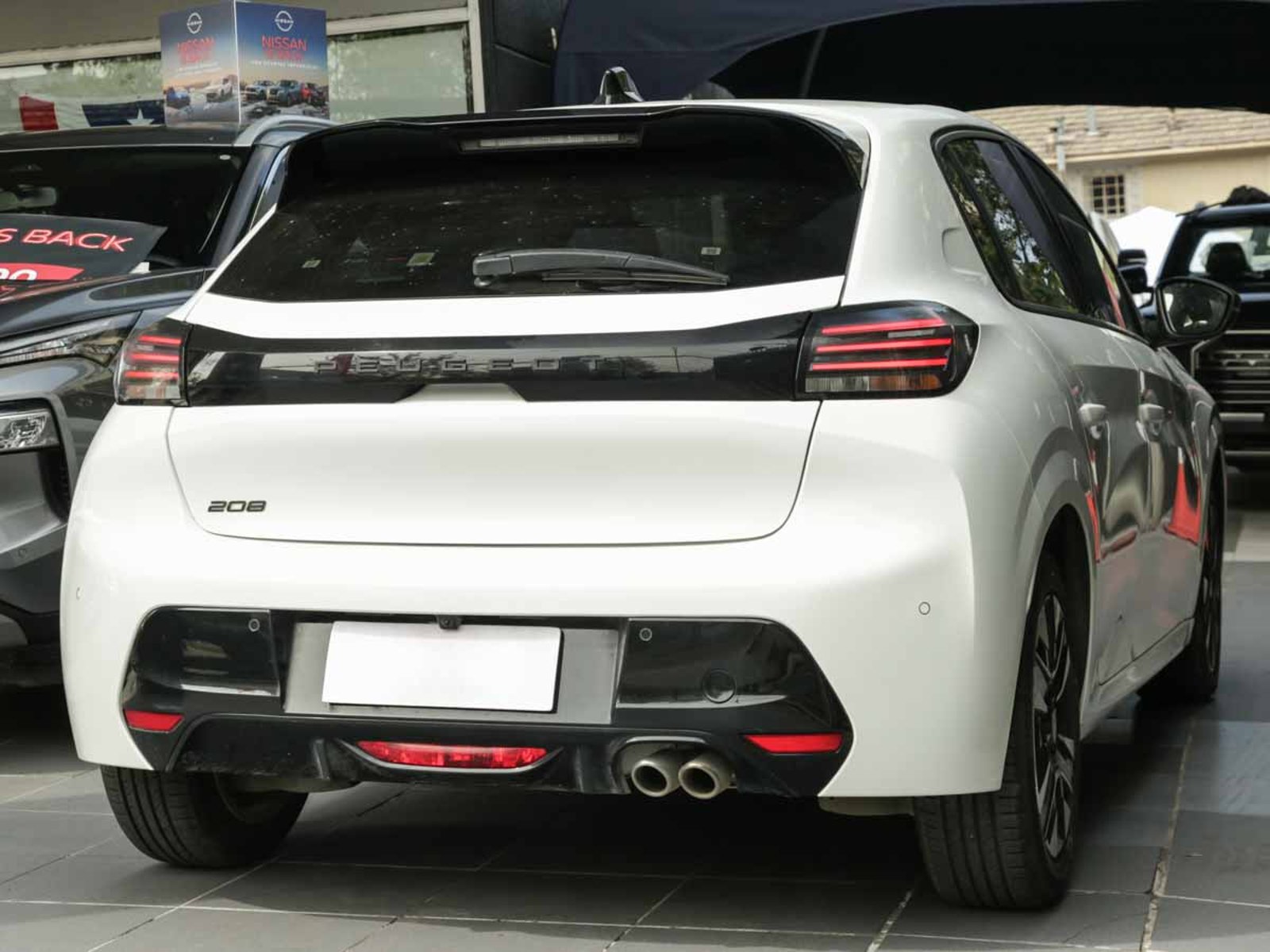 Peugeot 208 MCA ALLURE PURETECH 130 EAT8 2024 - Foto 4 de 8