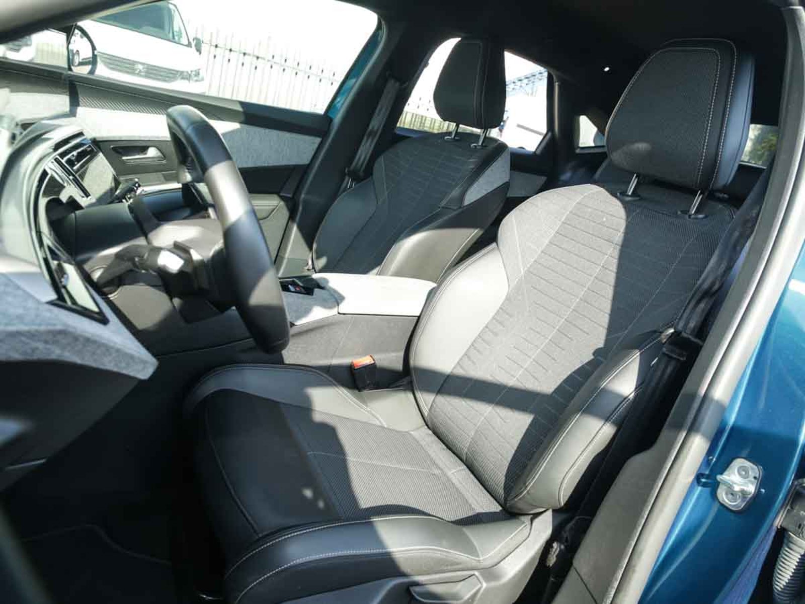 Peugeot 3008 P64 PREMIERE MHEV 136 eDCT6 2025 - Imagen 7 de 8