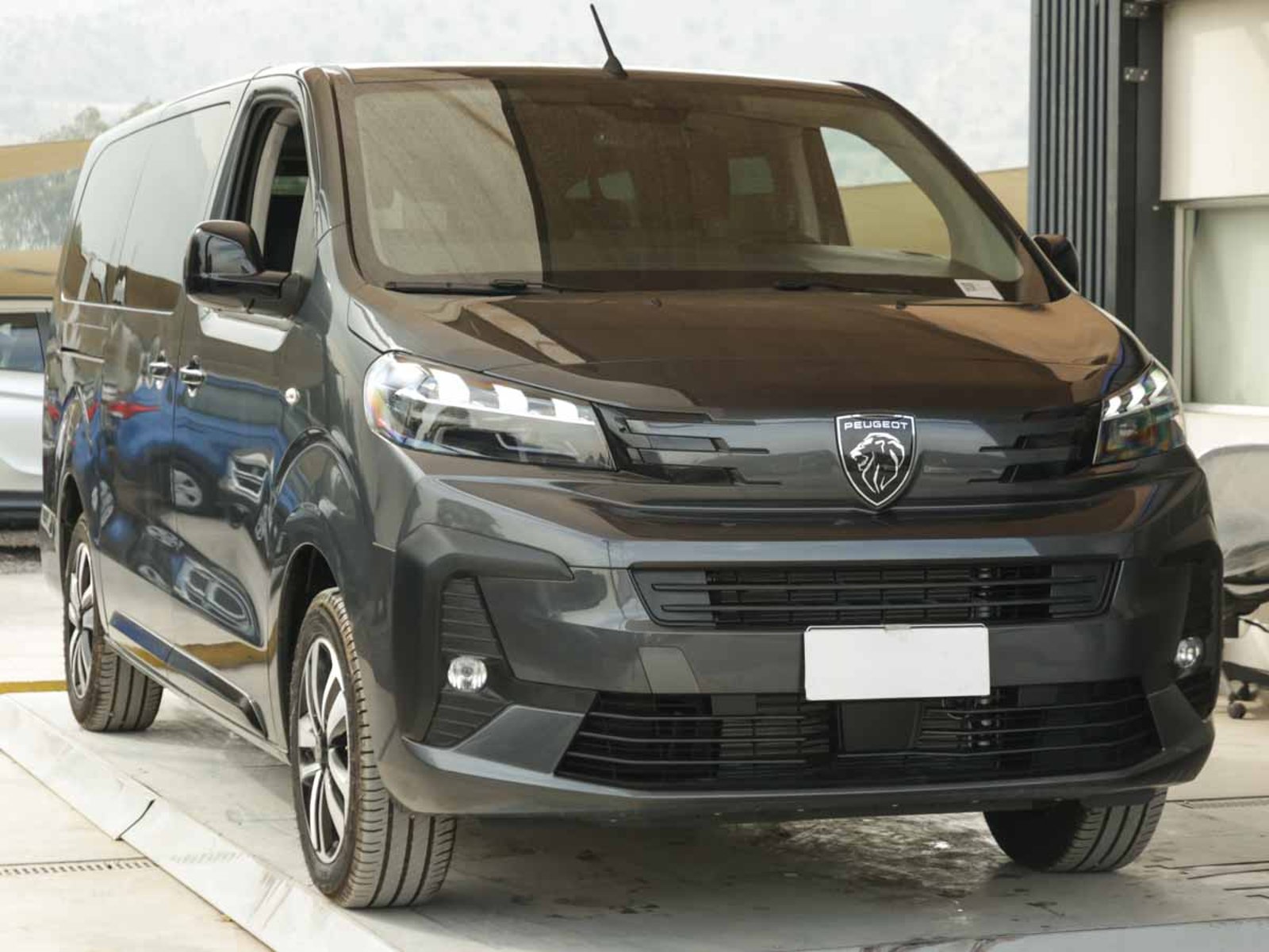 Peugeot NEW TRAVELLER MCA L3 9P DIESEL 180HP AT 2026 - Foto 3 de 20