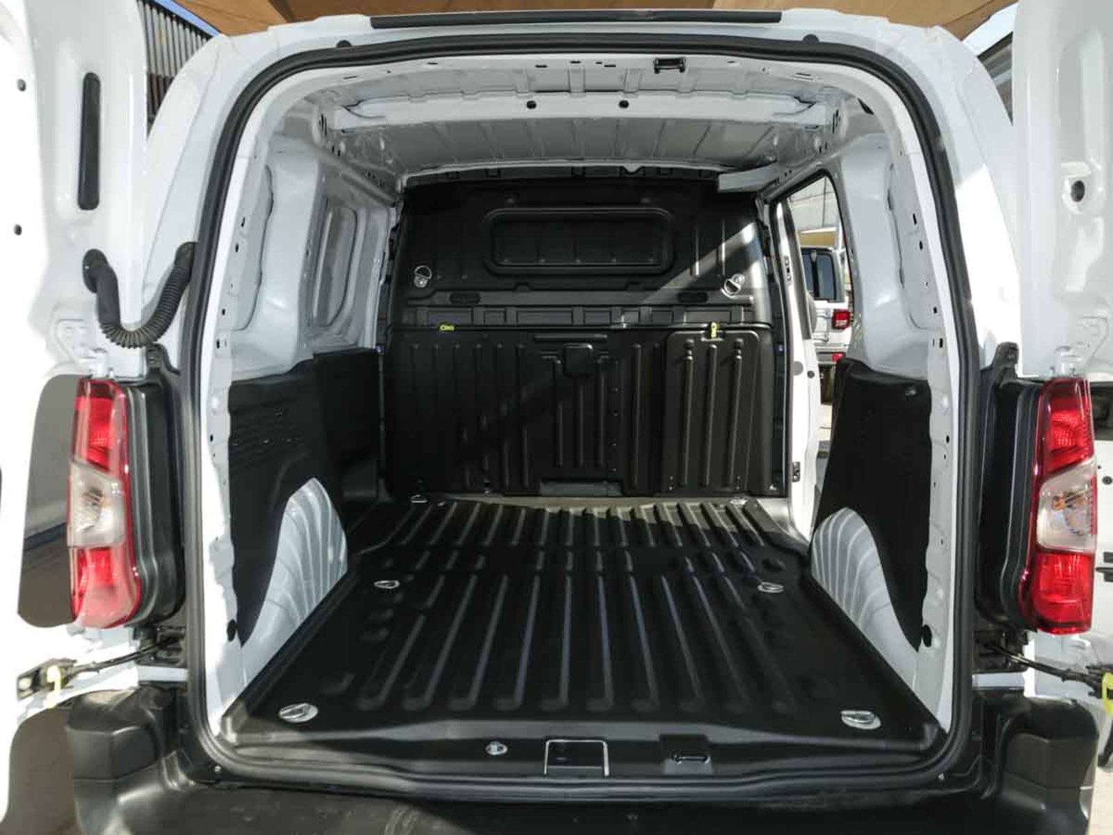Peugeot PARTNER MCA L1 DIESEL 100HP MT 2026 - Imagen 8 de 8