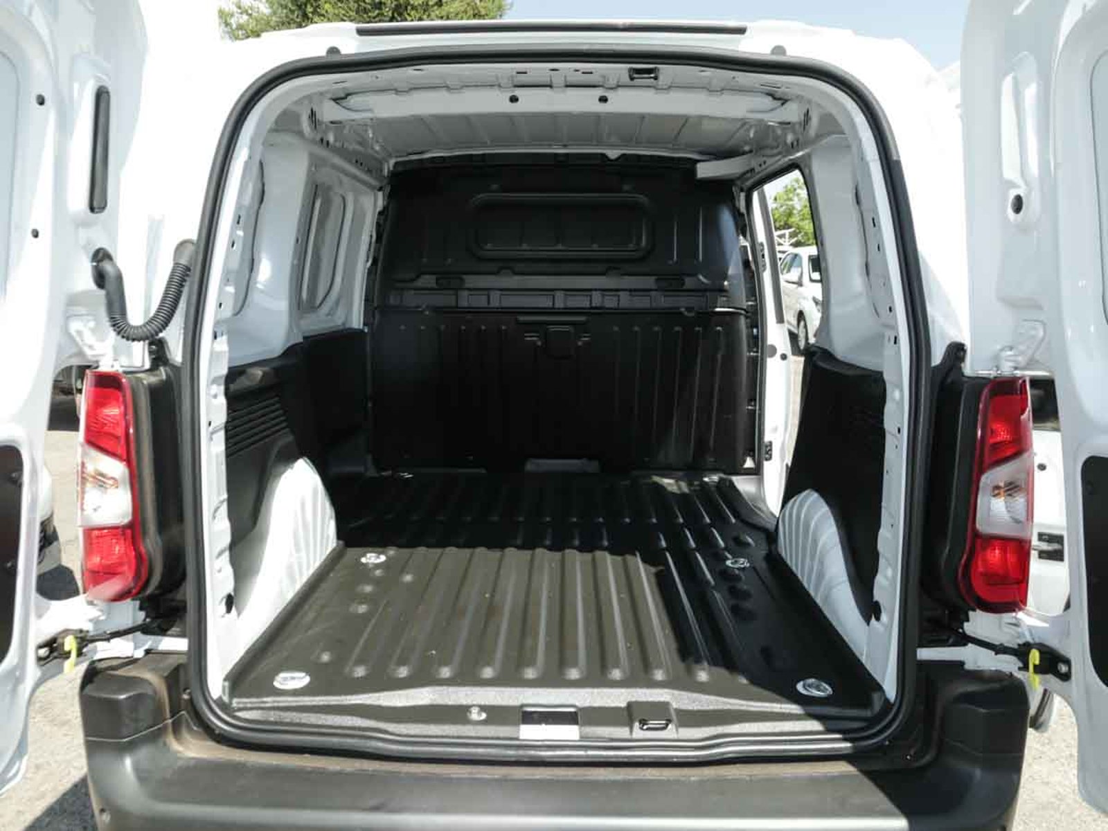 Opel COMBO DIESEL 100HP MT 2026 - Imagen 8 de 8
