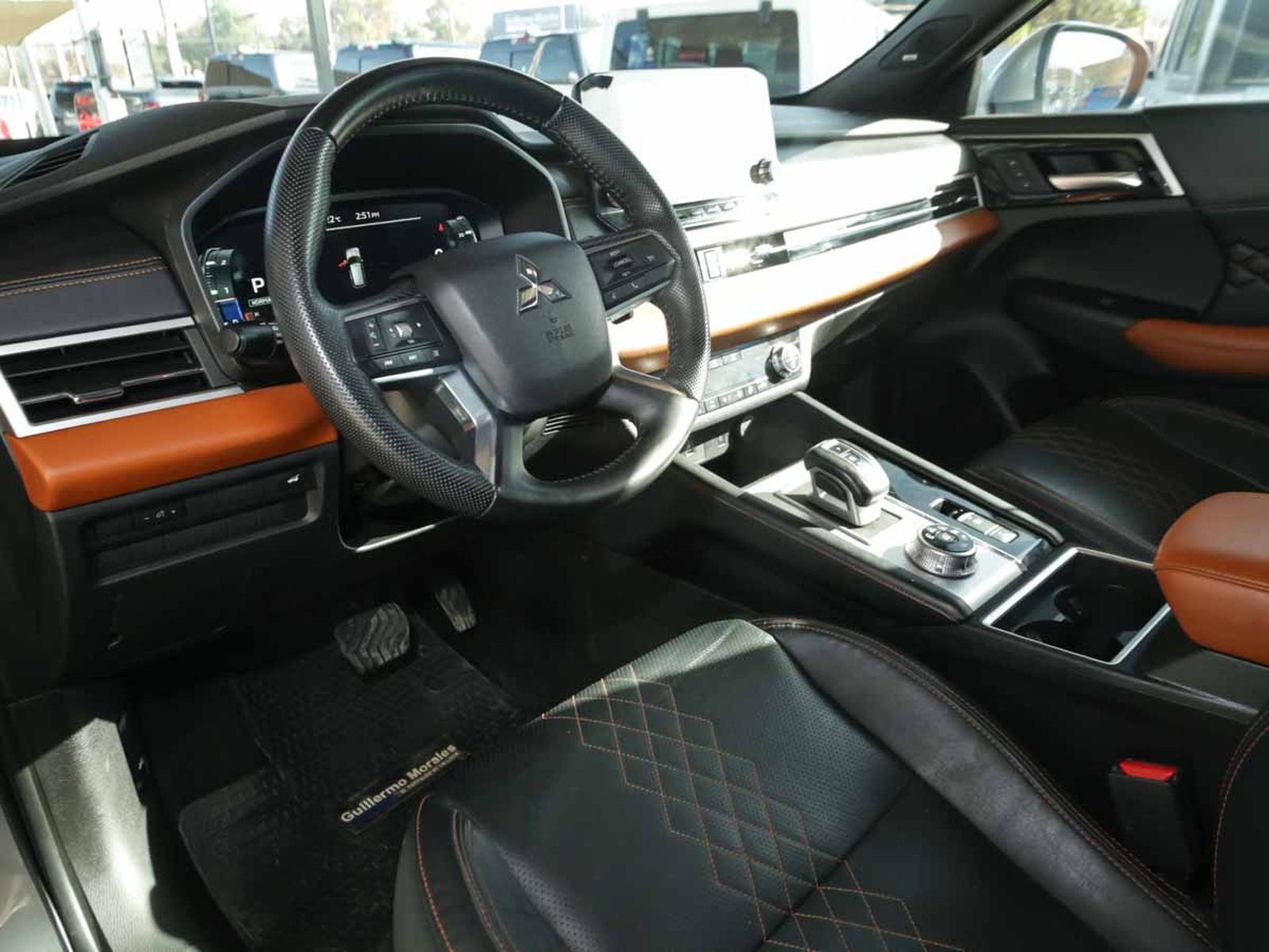 MITSUBISHI OUTLANDER 4X4 GLS 2023 - Imagen 8 de 13