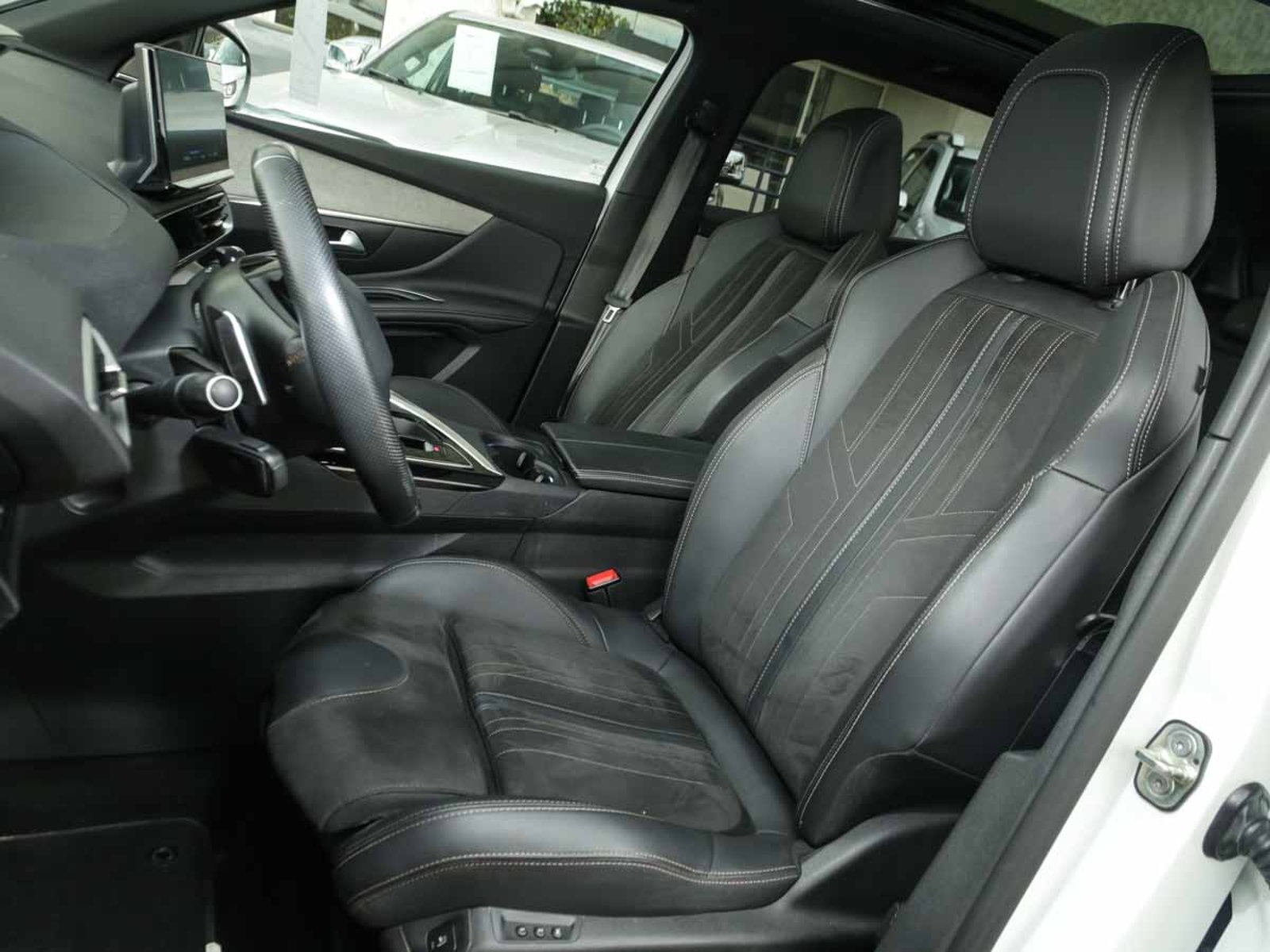 Peugeot 3008 GT Black Pack BlueHDi 130 EAT8 2024 - Imagen 7 de 8