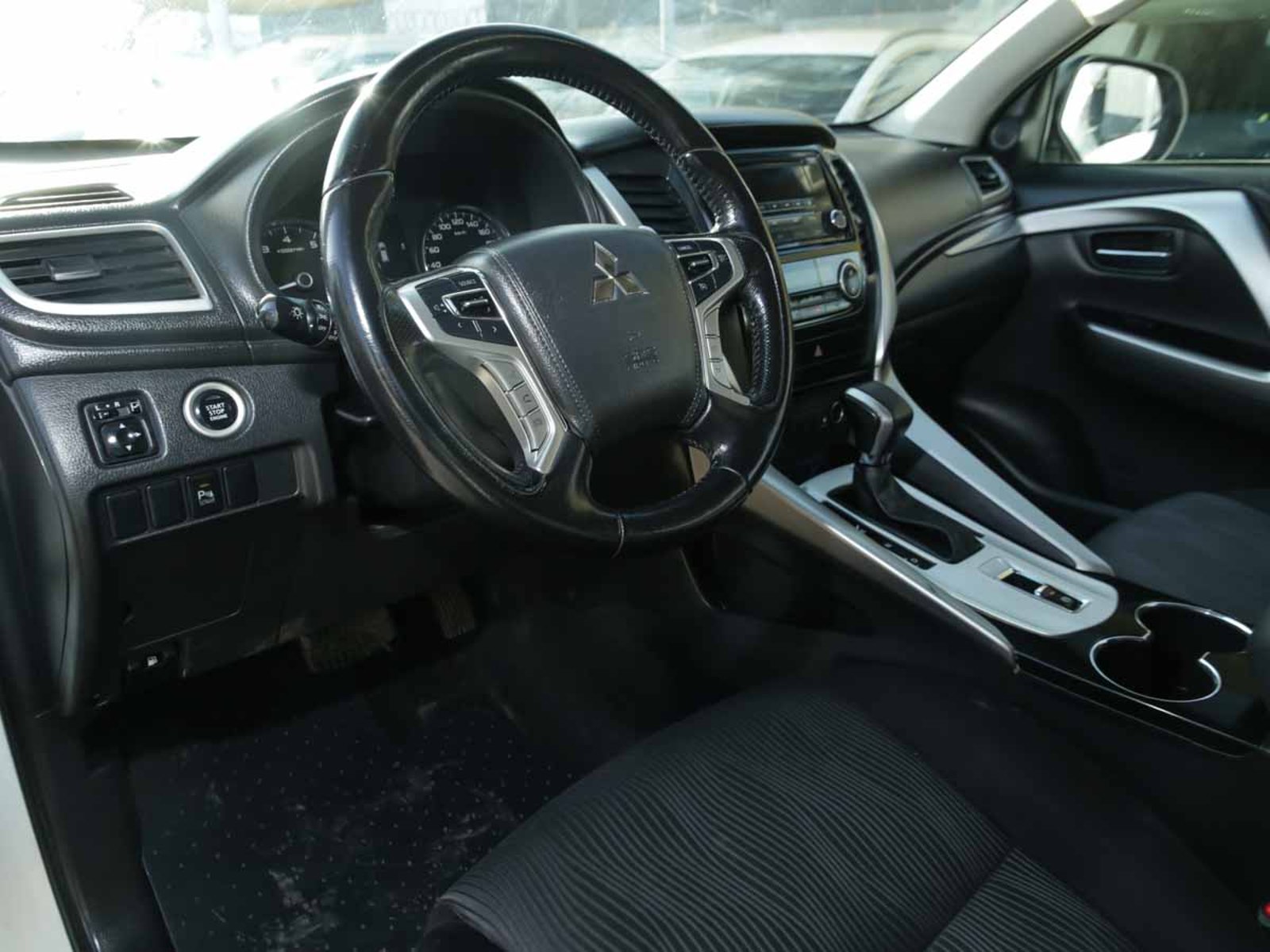 MITSUBISHI MONTERO SPORT 3.0 2WD AT 2018 - Imagen 8 de 14