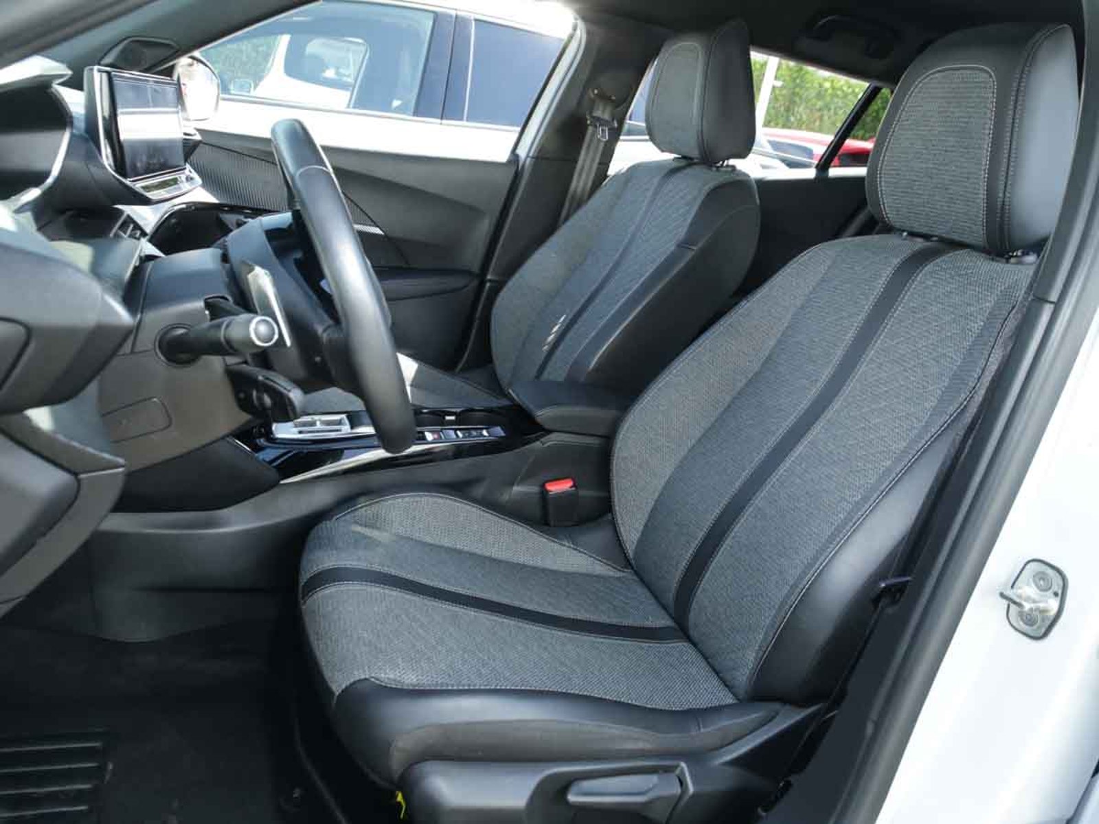 Peugeot 2008 MCA ALLURE BLUEHDI 130 EAT8 2024 - Imagen 7 de 8