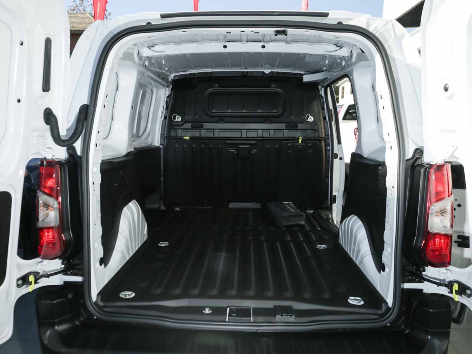 Peugeot PARTNER MCA L1 DIESEL 100HP MT 2026 - Imagen 8 de 8