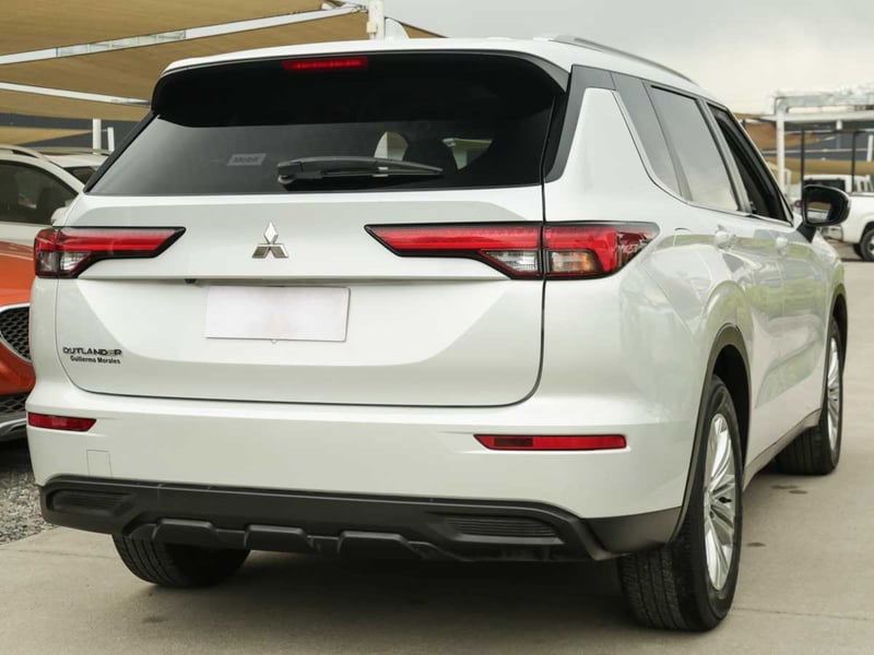 Mitsubishi NEW OUTLANDER 4X2 AT GL 2023 - Imagen 4 de 8