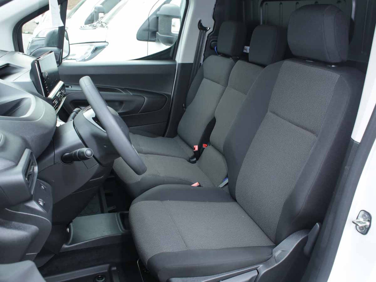 Peugeot PARTNER MCA L1 DIESEL 100HP MT 2026 - Imagen 7 de 8