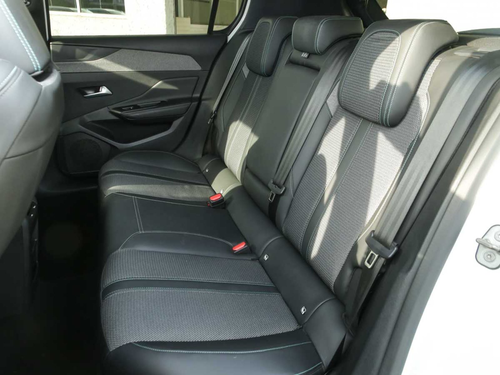 PEUGEOT 308 ALLURE PACK BLUE HDI 130 EAT8 2023 - Imagen 11 de 13
