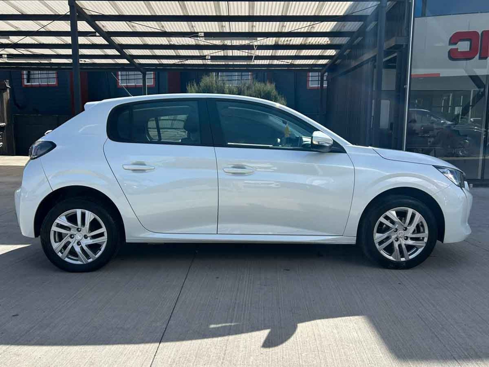 PEUGEOT 208 TECH EDITION BLUEHDI 100 2024 - Imagen 15 de 16