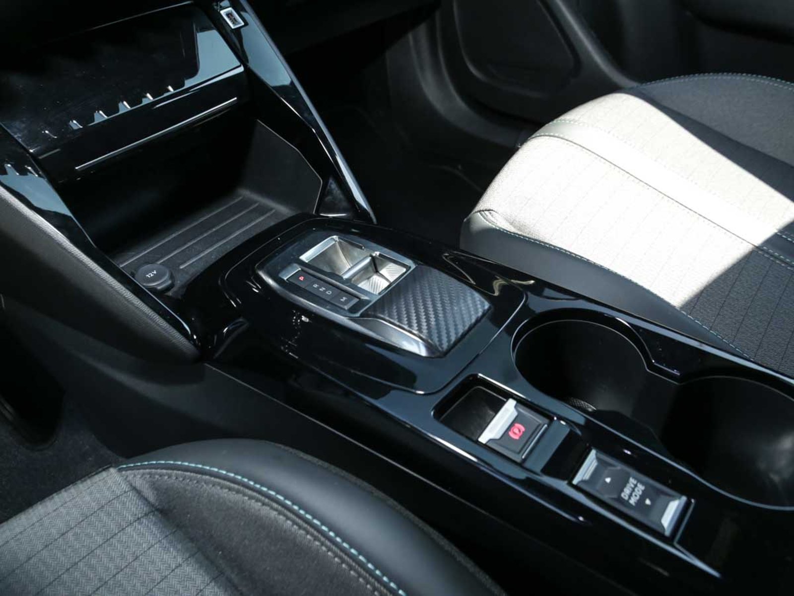 PEUGEOT 2008 ALLURE PACK PURETECH 130 EAT8 2023 - Imagen 9 de 13