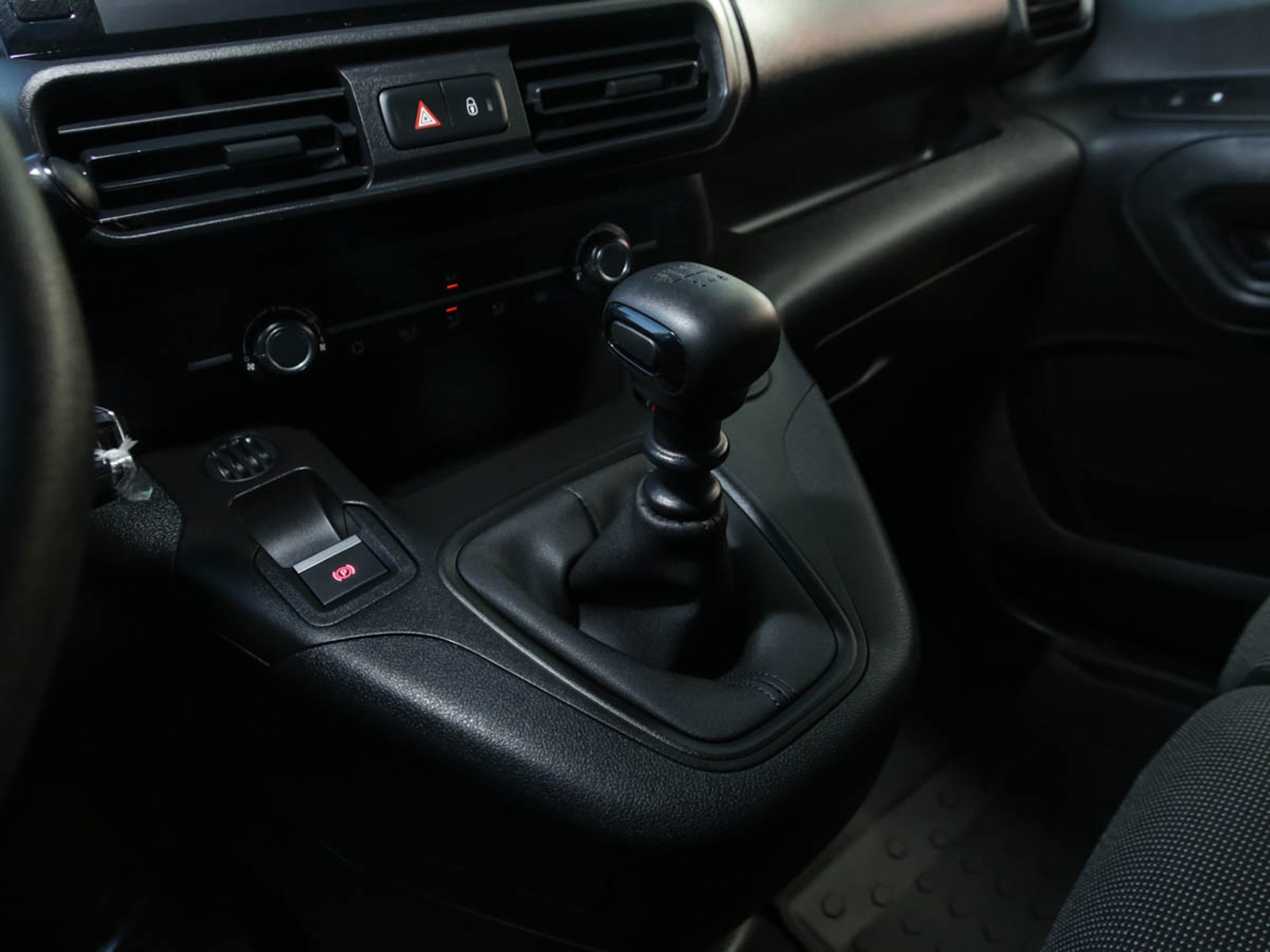 PEUGEOT PARTNER MCA L1 DIESEL 100HP MT 2026 - Imagen 9 de 14