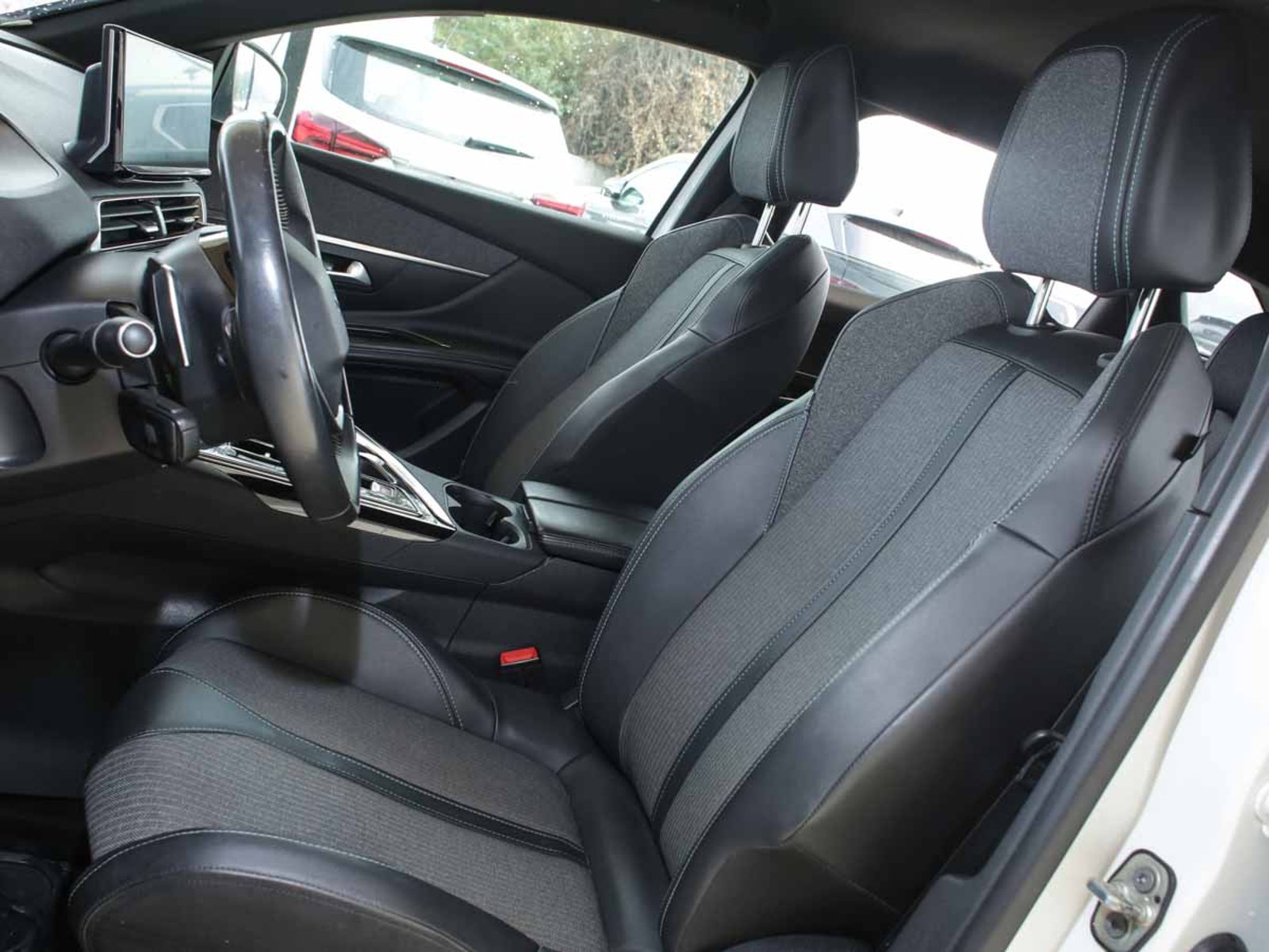 Peugeot 3008 ALLURE PACK BLUEHDI 130 EAT8 2024 - Imagen 7 de 8