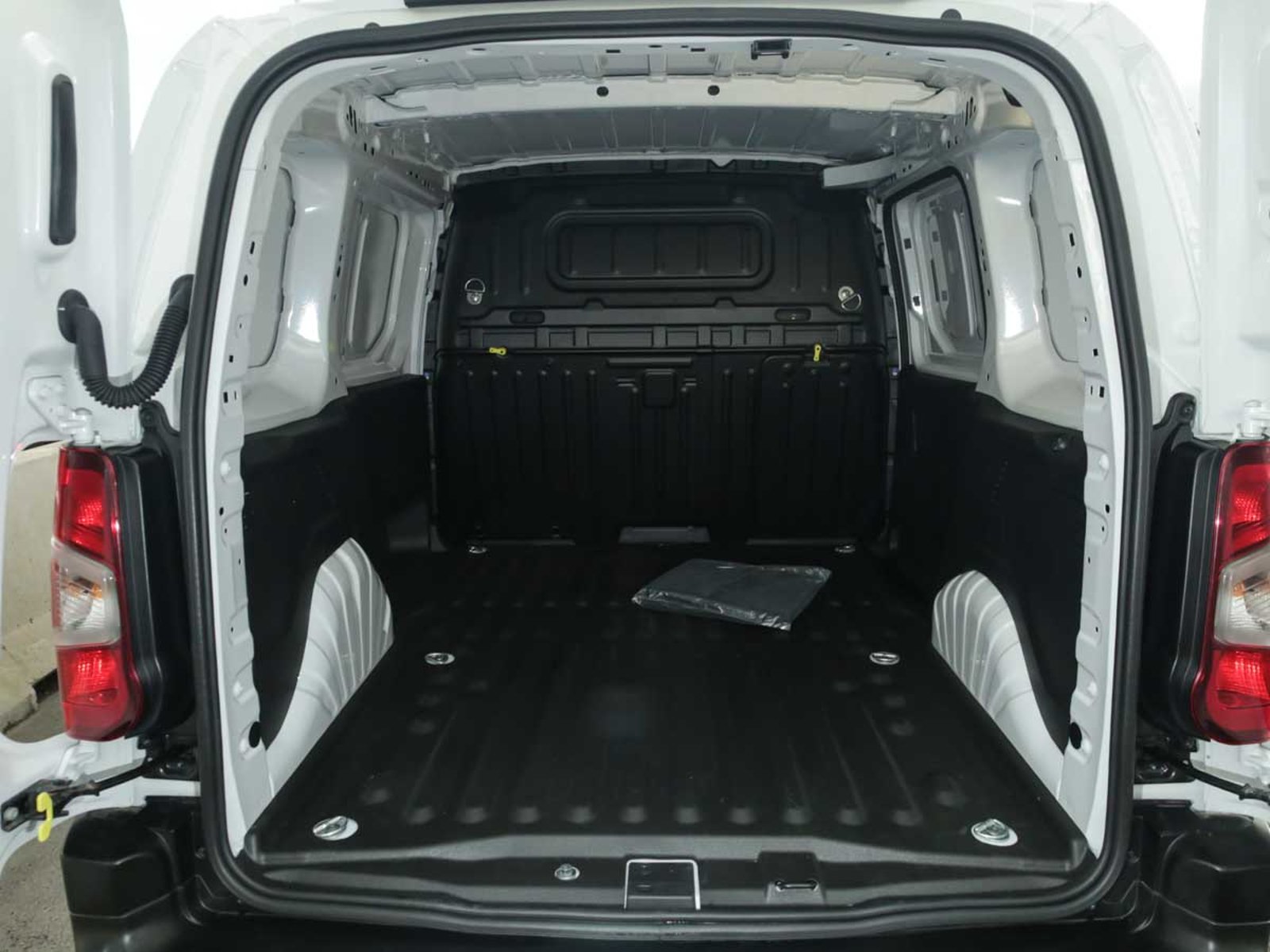 Peugeot PARTNER MCA L1 DIESEL 100HP MT 2026 - Imagen 8 de 8