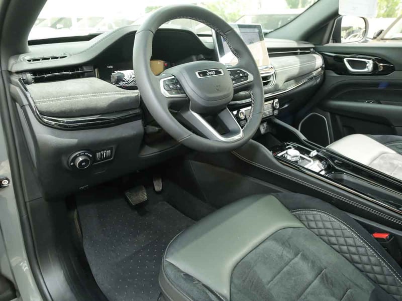 Jeep COMMANDER BLACKHAWK 4X4 2.0 AUT 2026 - Imagen 6 de 9