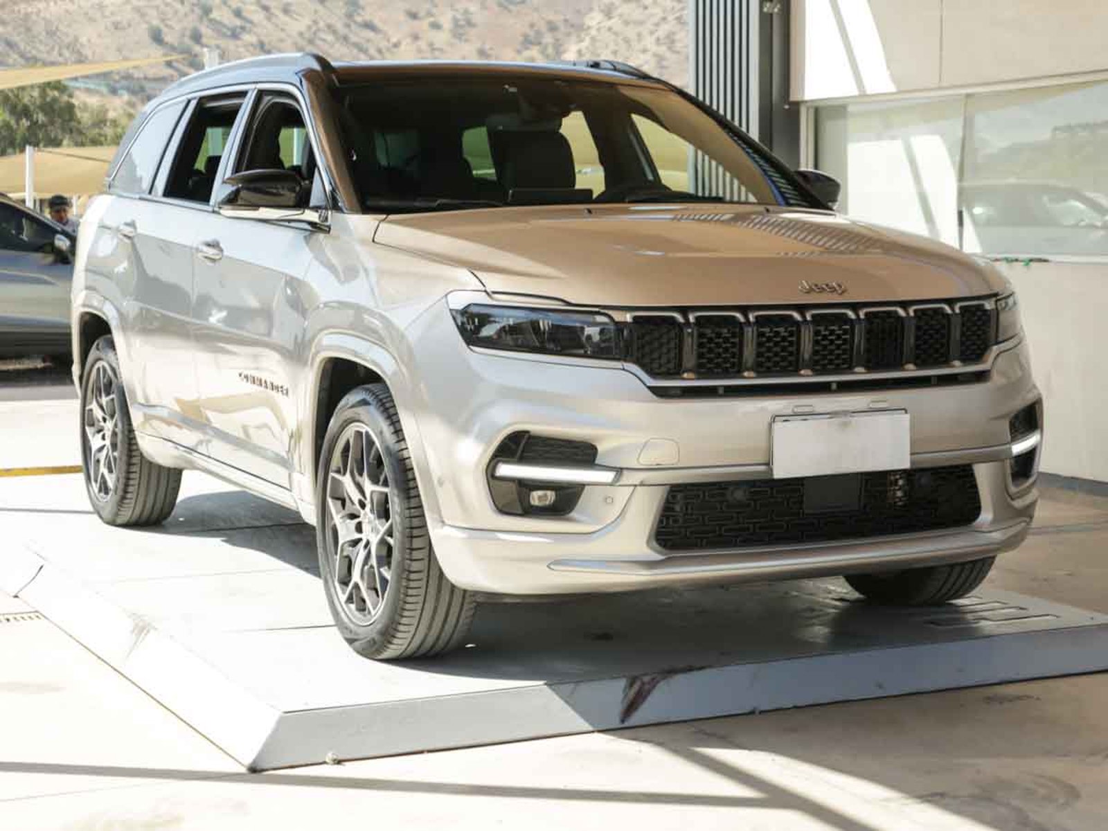 JEEP COMMANDER OVERLAND 1.3T 2023 - Foto 3 de 15