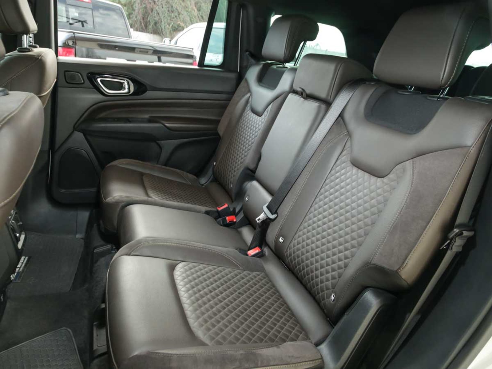 JEEP COMMANDER OVERLAND 2.0 AT9 D 2023 - Imagen 12 de 20