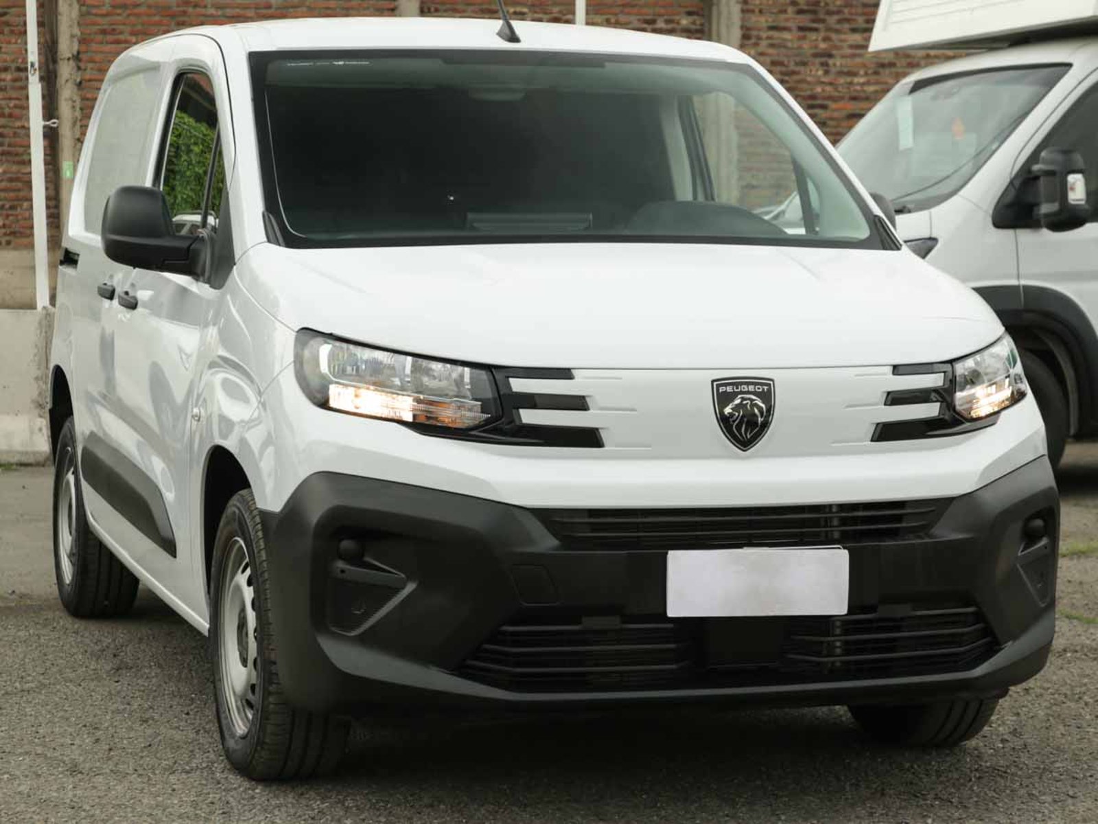 Peugeot PARTNER MCA L1 DIESEL 100HP MT 2026 - Foto 2 de 8