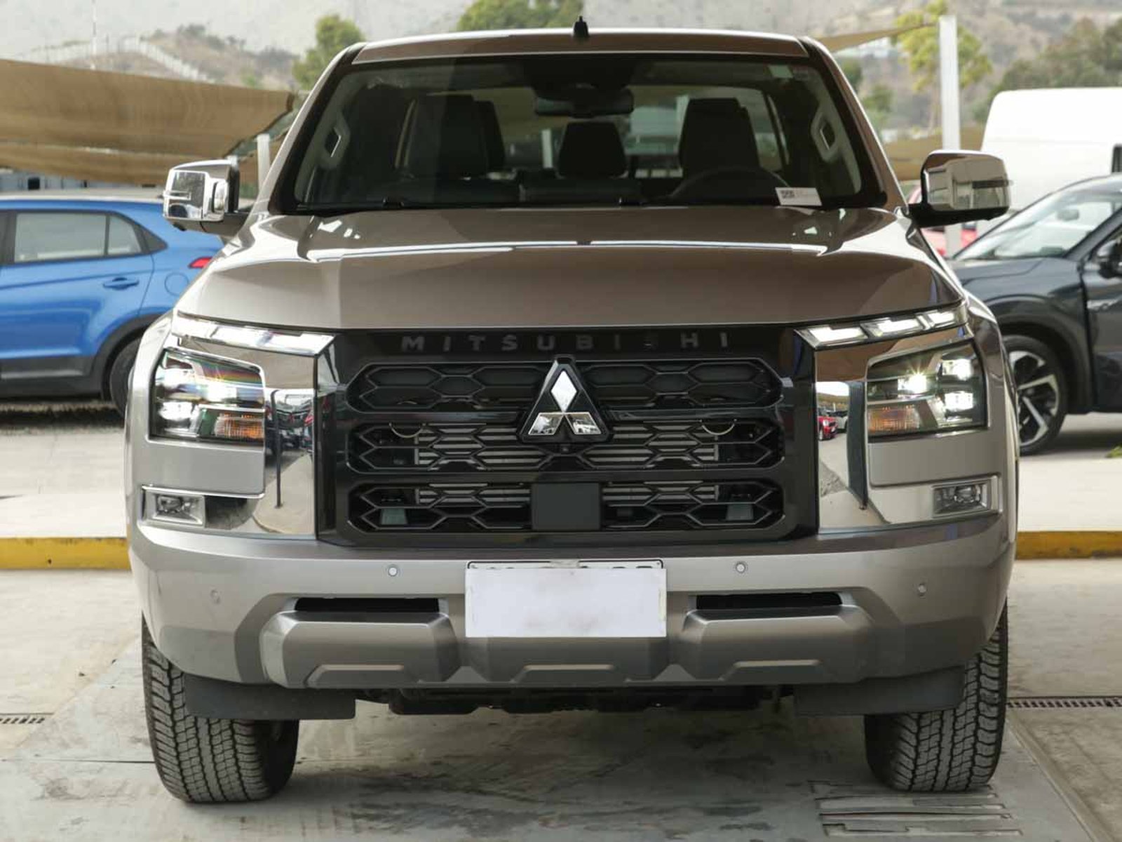 Mitsubishi L-200 DAKAR CRS AT 2.5 D/C 4X4 TD 2026 - Foto 2 de 20