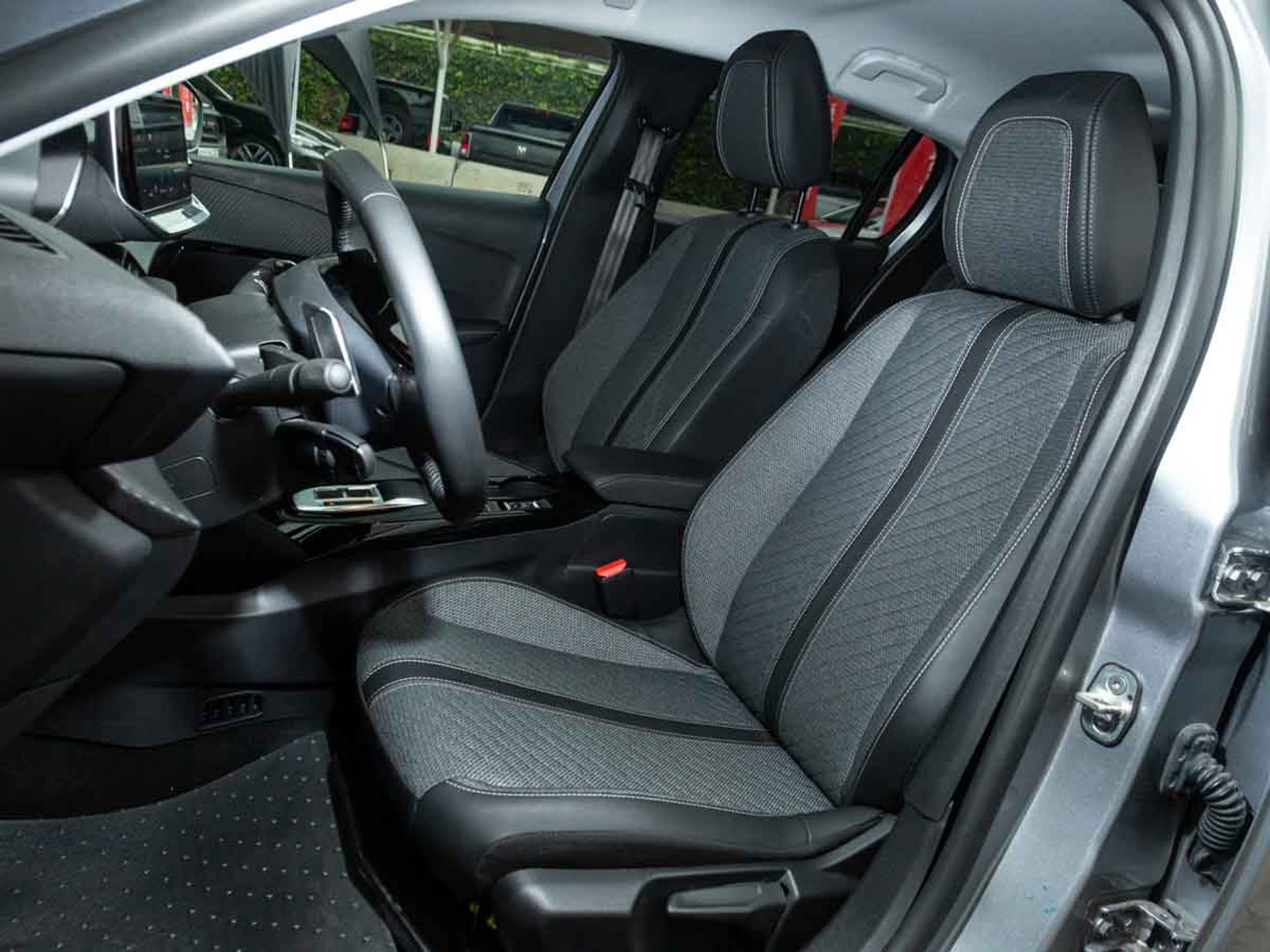 Peugeot 208 MCA ALLURE HYBRID 136HP AT 2026 - Imagen 7 de 8