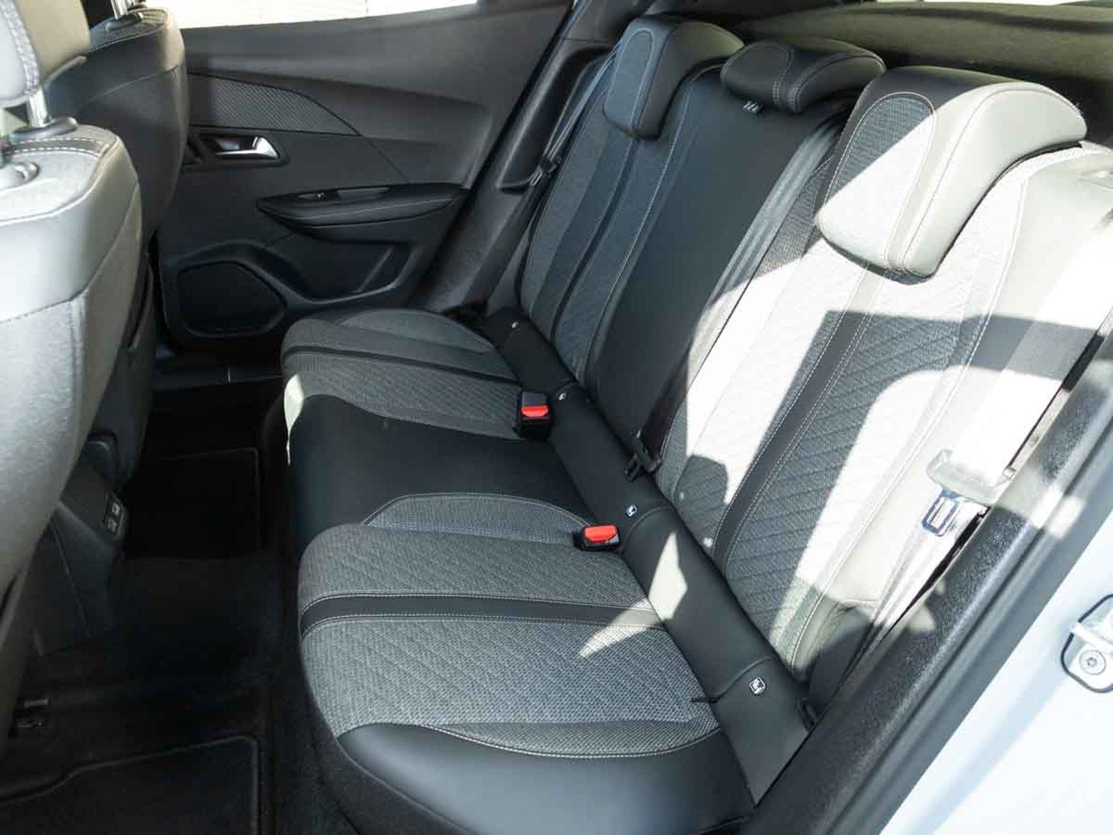 Peugeot NUEVO 2008 ALLURE PURETECH 130 2025 - Imagen 8 de 8