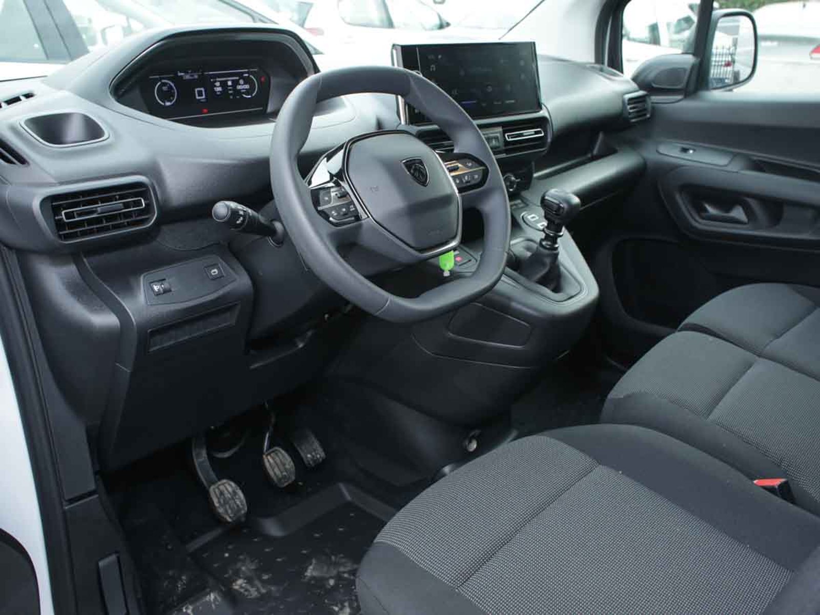 Peugeot PARTNER MCA L1 DIESEL 100HP MT 2026 - Imagen 6 de 8