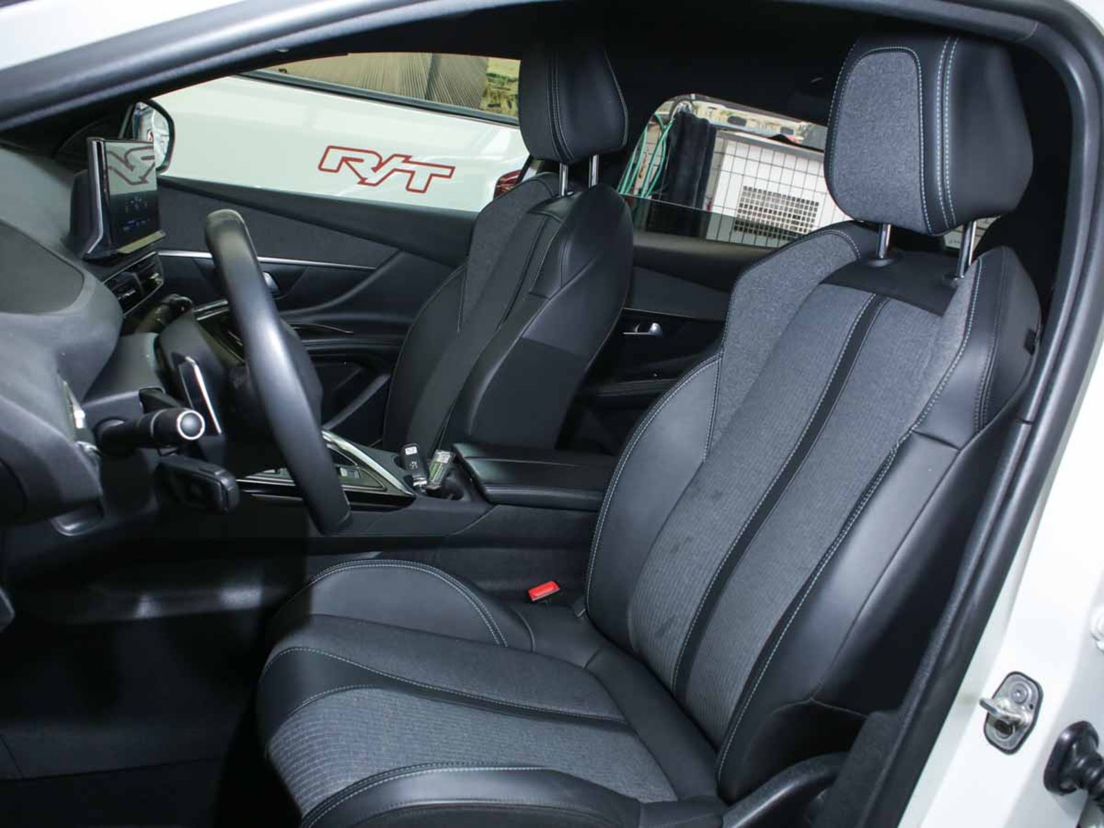 Peugeot 3008 ALLURE PACK BLUEHDI 130 EAT8 2024 - Imagen 7 de 8