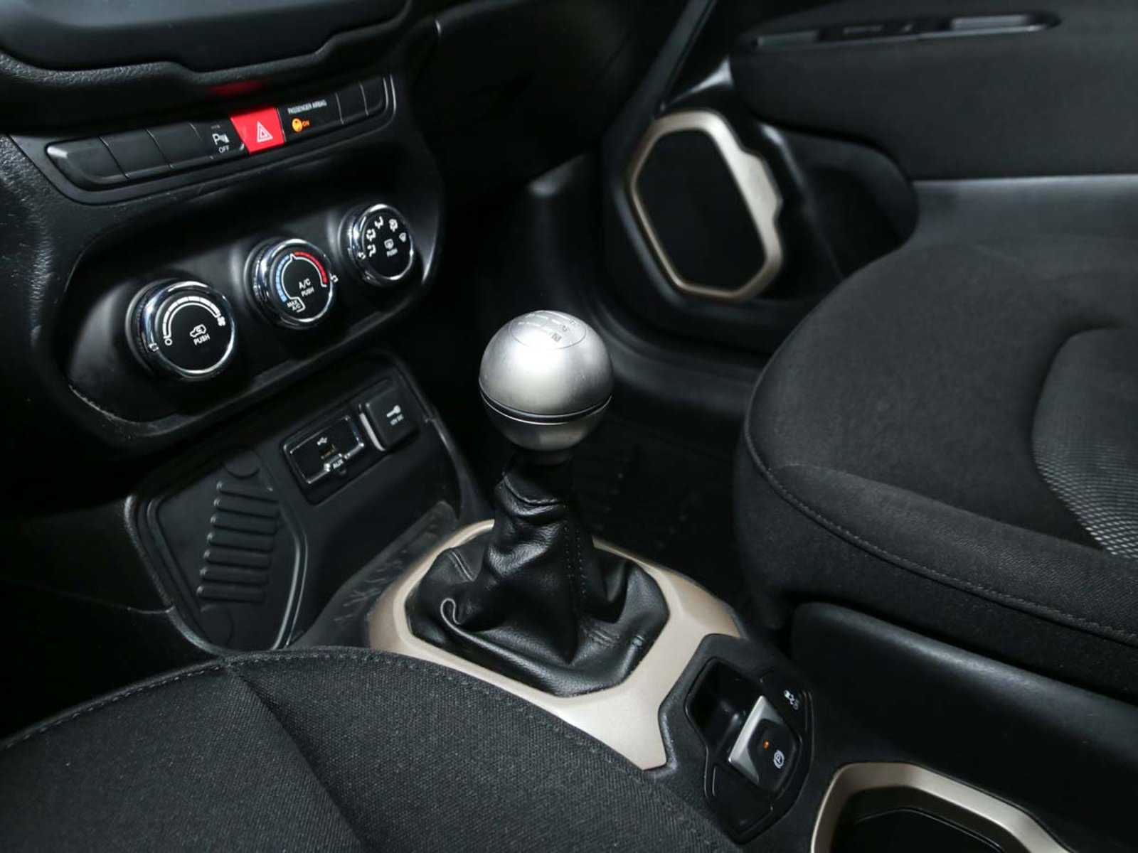 Jeep RENEGADE SPORT 4X2 MT 2018 - Imagen 9 de 13