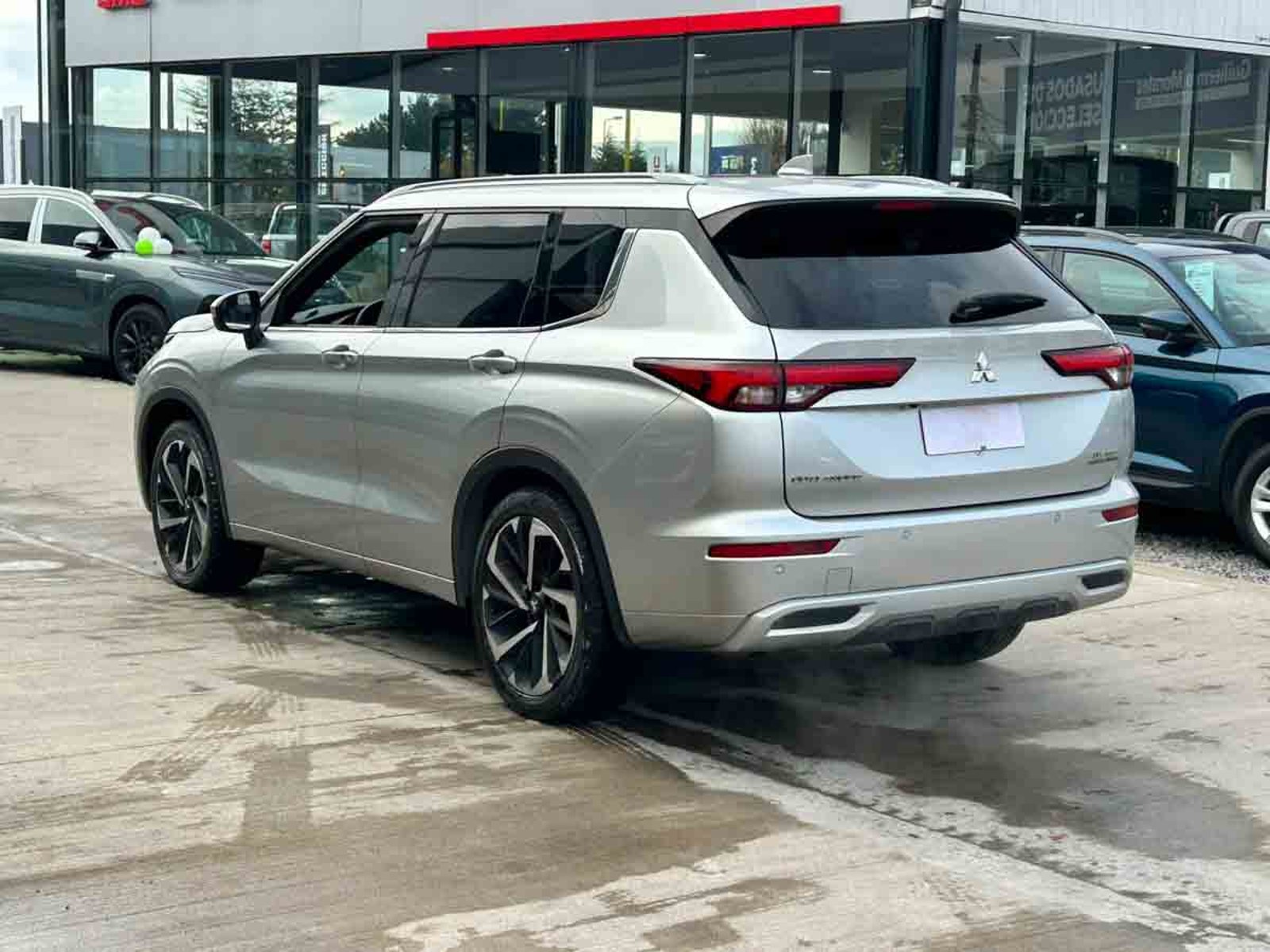 Mitsubishi NEW OUTLANDER 4X4 AT GLS LIMITED 2024 - Foto 3 de 8