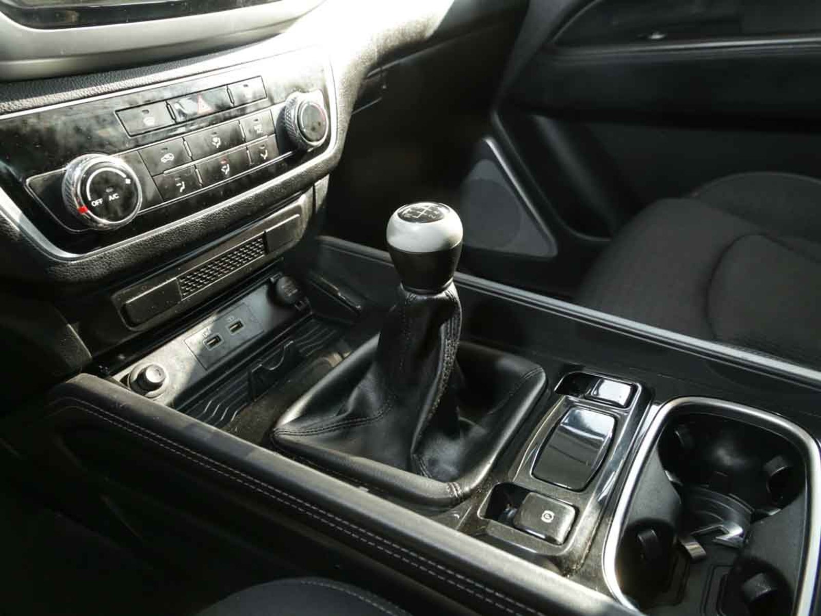 SSANGYONG NEW REXTON LX 2.0 T 6MT 2WD 6AB 2023 - Imagen 9 de 14