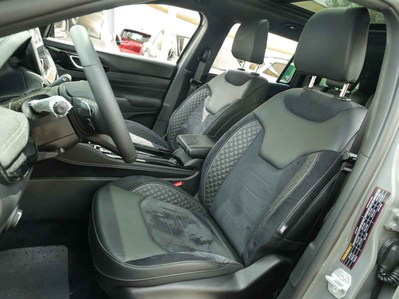 Jeep COMMANDER BLACKHAWK 4X4 2.0 AUT 2026 - Imagen 7 de 9