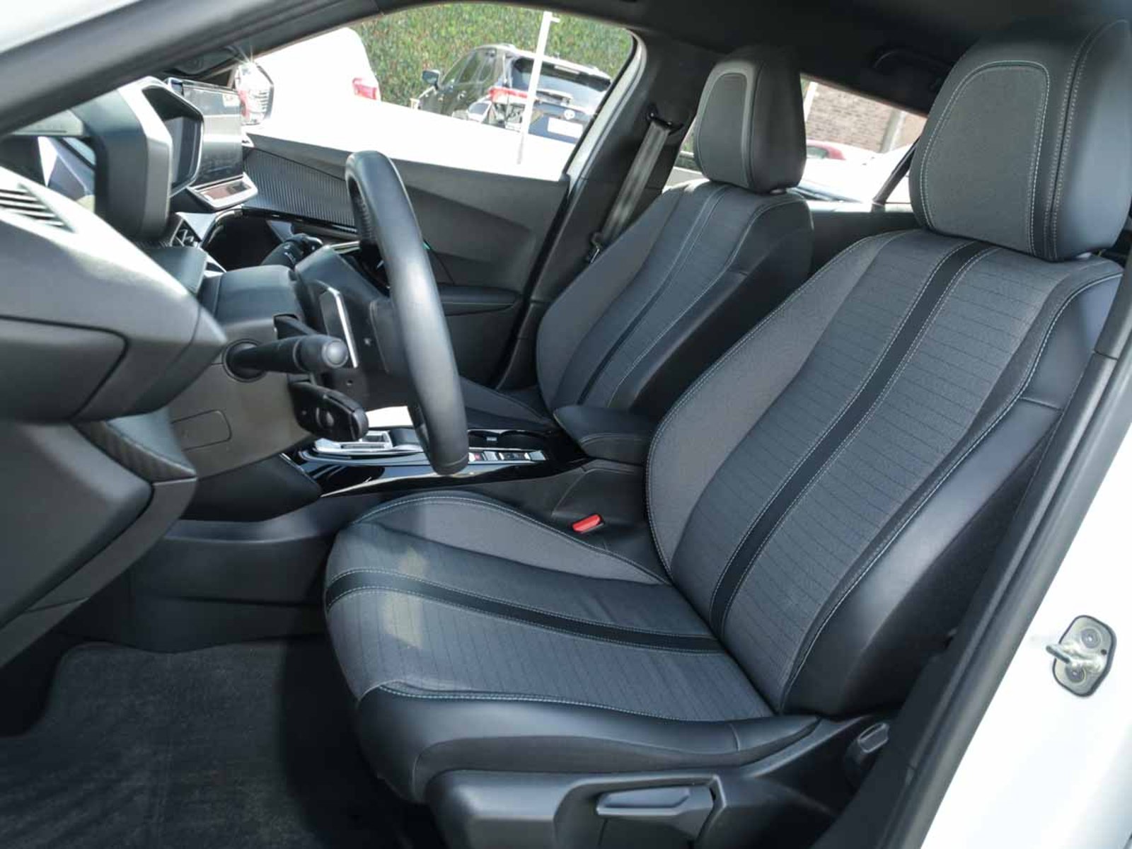 PEUGEOT 2008 ALLURE PACK PURETECH 130 EAT8 2023 - Imagen 10 de 13