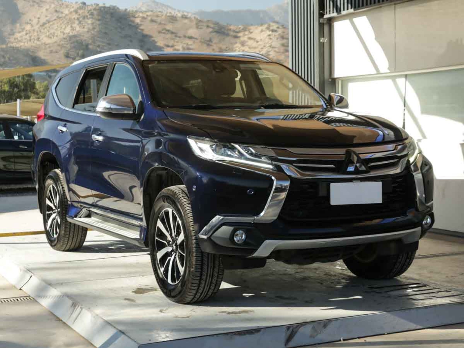 MITSUBISHI MONTERO SPORT 3.0 4X4 LIMITED E5 2018 - Imagen 3 de 16