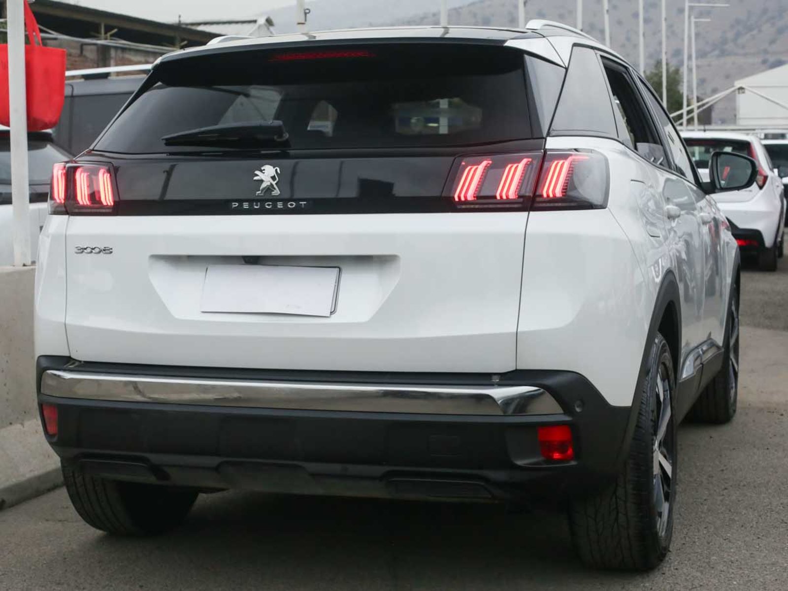 Peugeot 3008 ALLURE BLUEHDI 130 EAT8 2024 - Foto 4 de 8