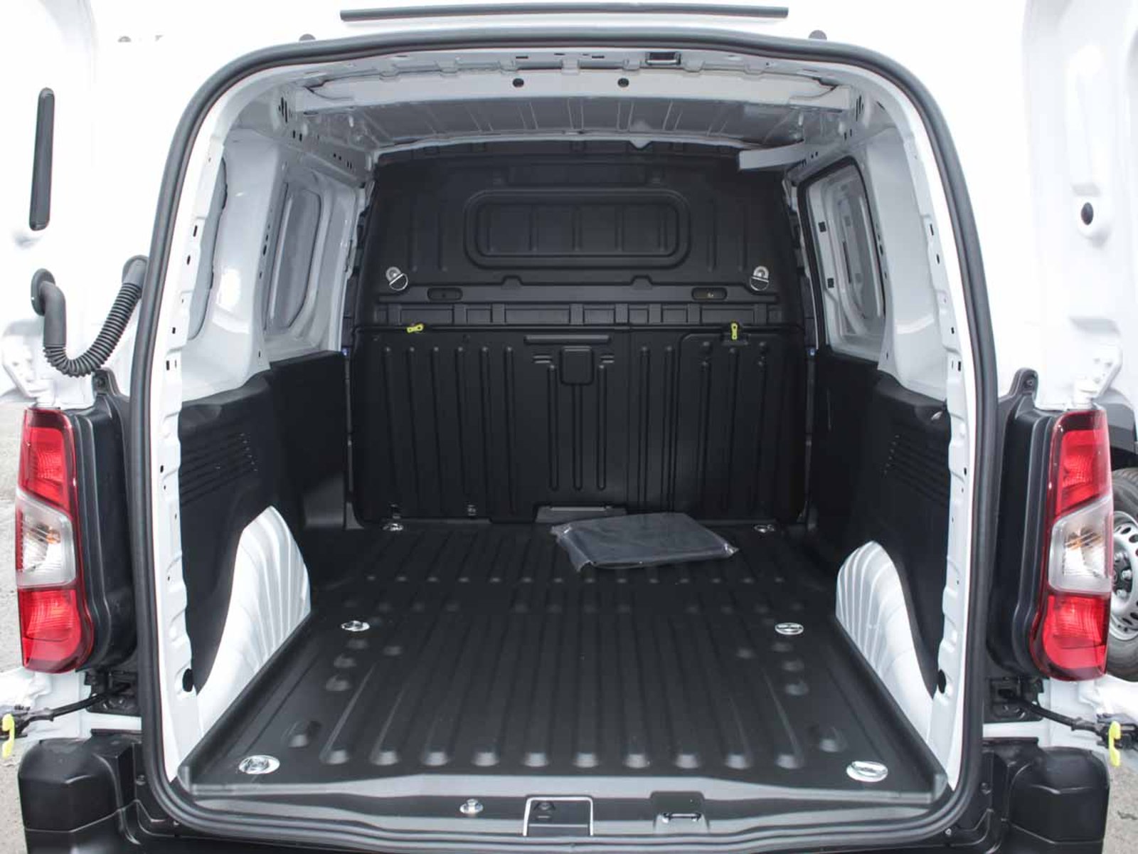 Peugeot PARTNER MCA L1 DIESEL 100HP MT 2026 - Imagen 8 de 8