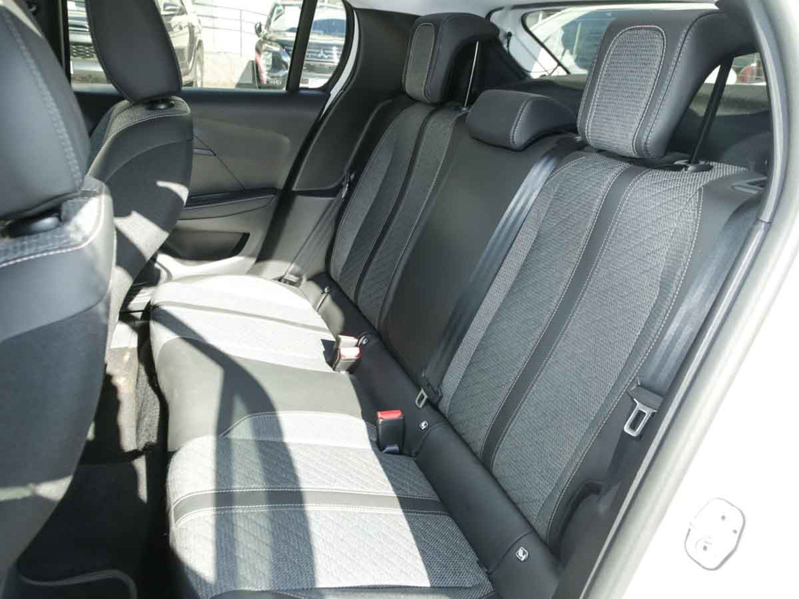 PEUGEOT 208 MCA ALLURE HYBRID 136HP AT 2025 - Imagen 11 de 13