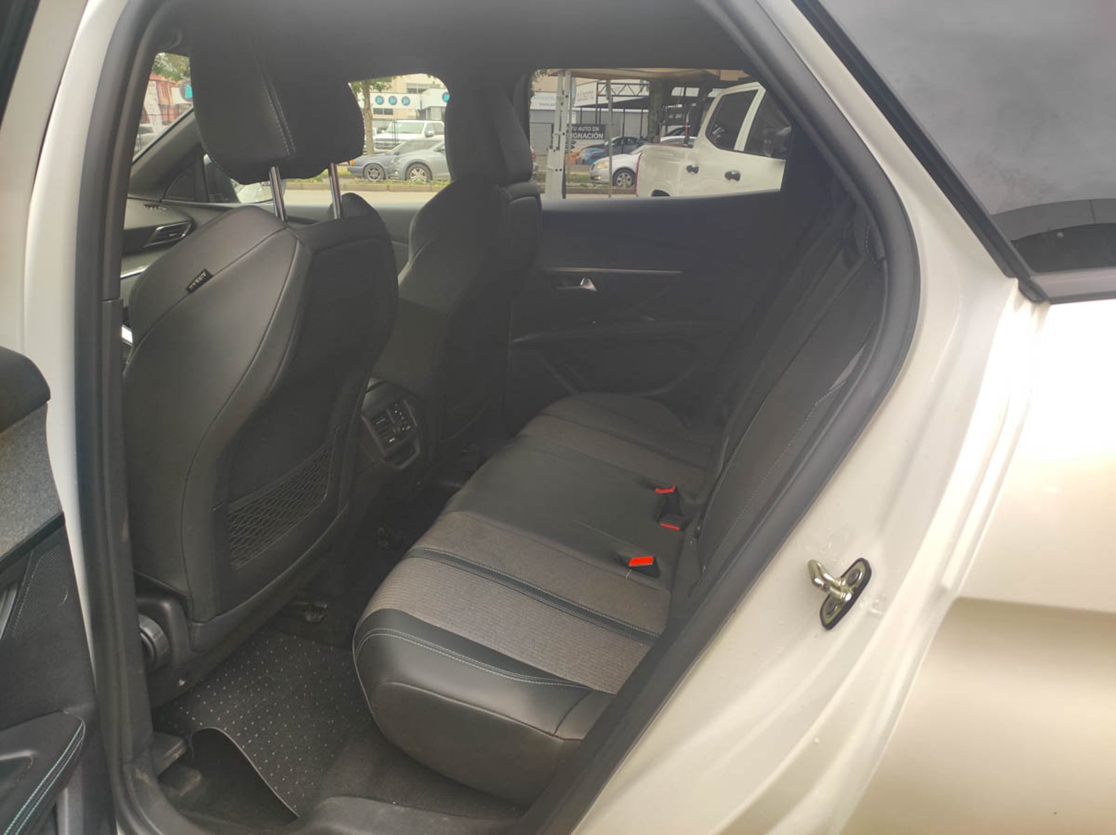 Peugeot 3008 ALLURE PACK BLUEHDI 130 EAT8 2024 - Imagen 7 de 8