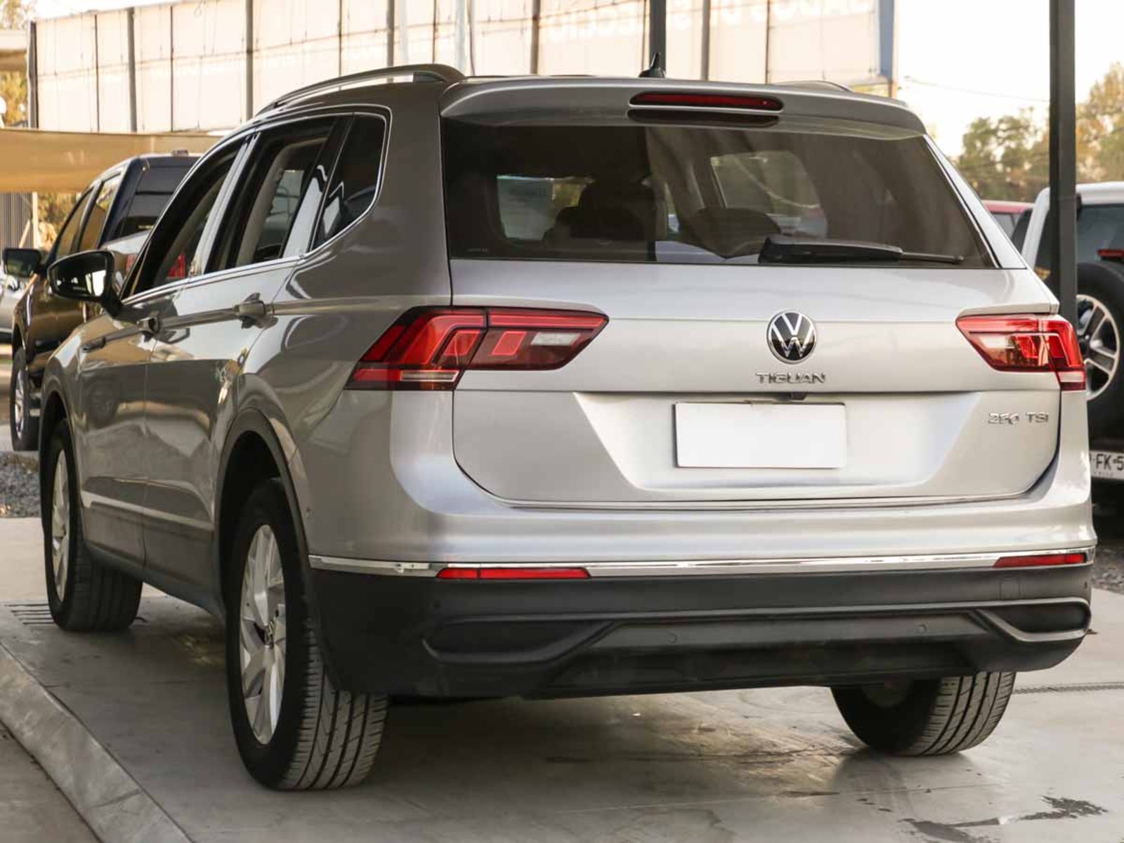 VOLKSWAGEN TIGUAN COMFORTLINE AUT 2023 - Foto 4 de 14