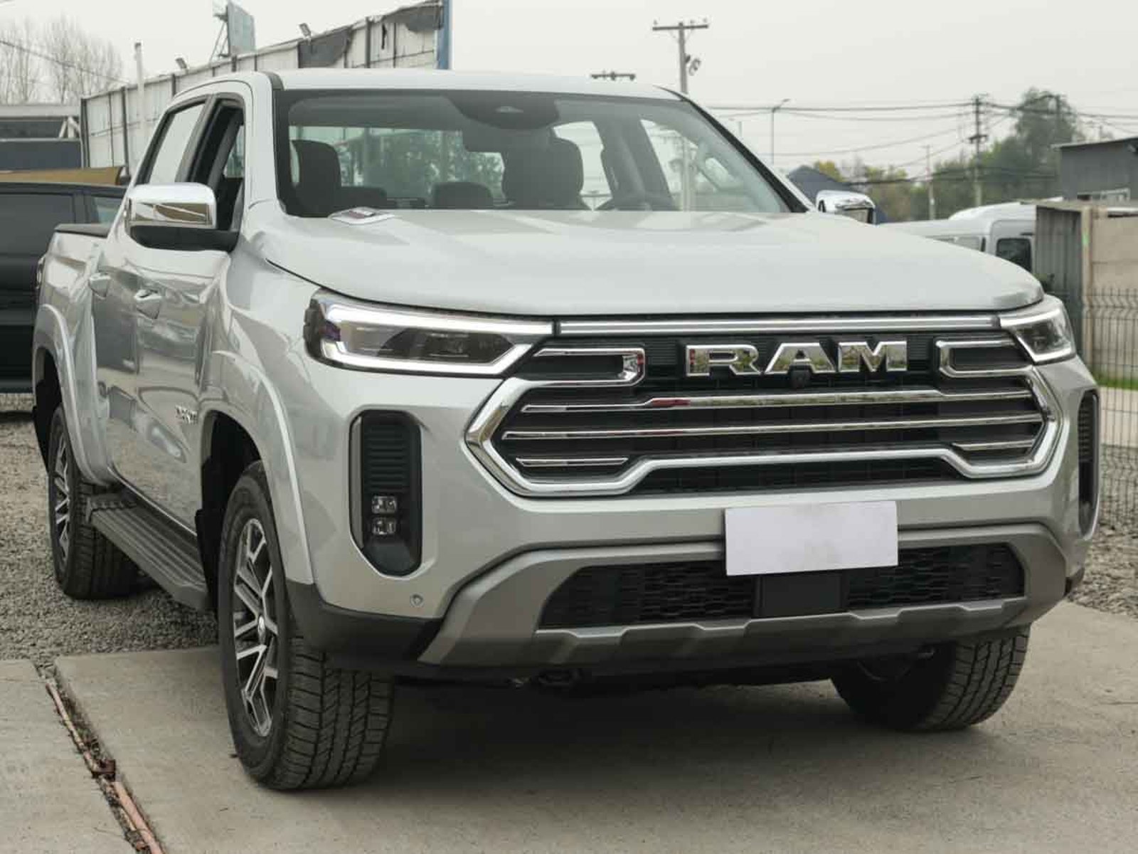 RAM DAKOTA LARAMIE 2.2 DIESEL 200 HP 4X4 AT 2026 - Foto 2 de 8