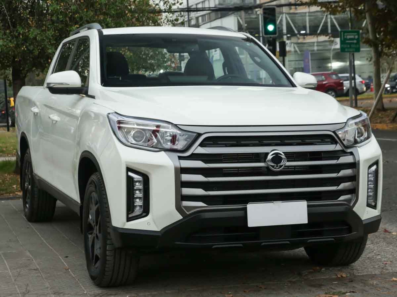SsangYong GRAND MUSSO LIMITED PLUS 2.2TD 6AT 4WD 2026 - Foto 2 de 8
