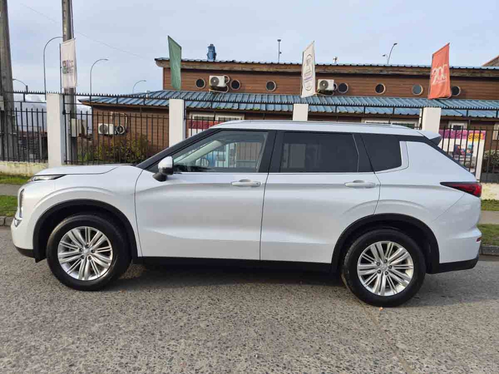 MITSUBISHI NEW OUTLANDER 4X2 AT GL 2026 - Imagen 12 de 13