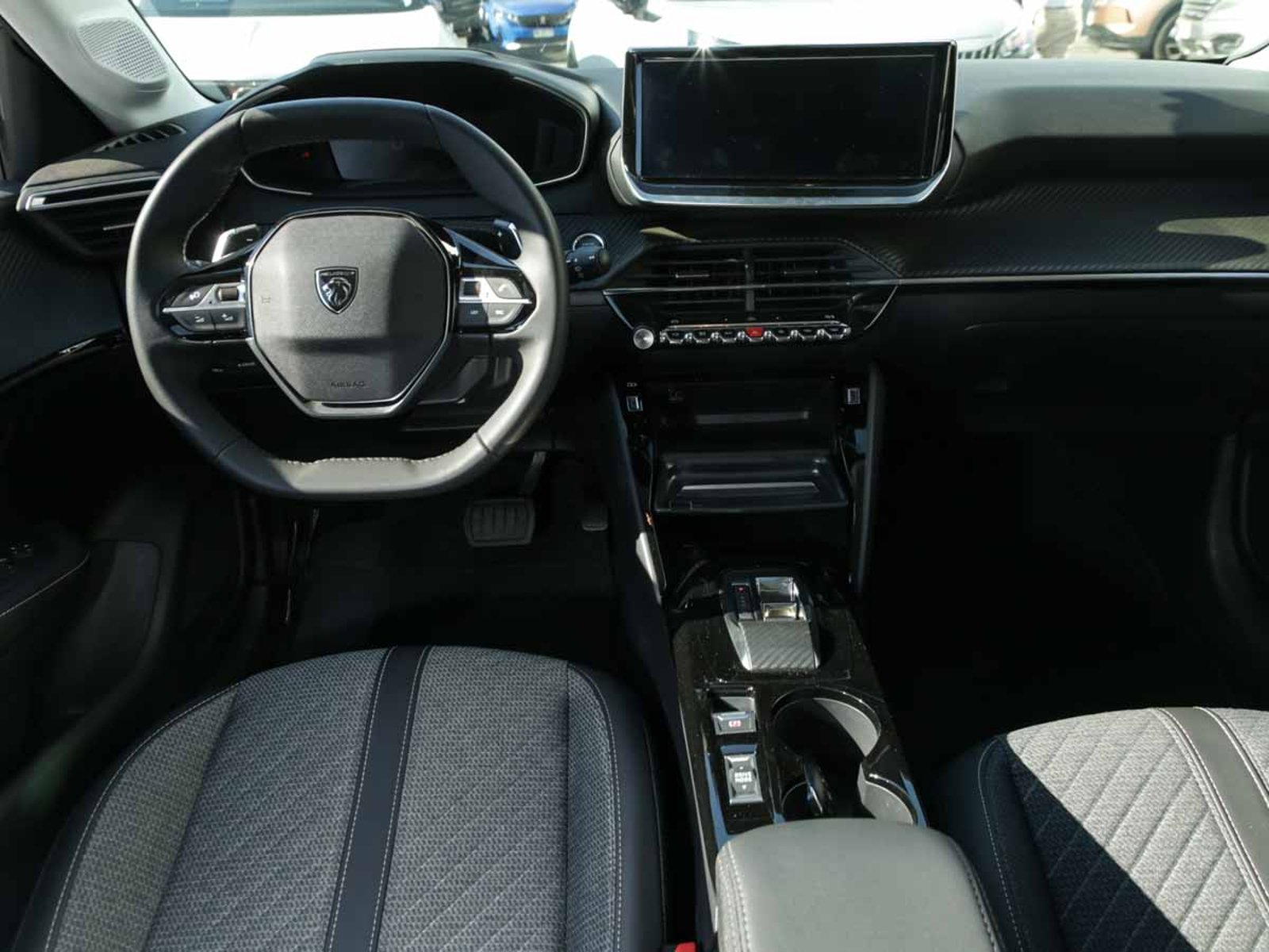 PEUGEOT 208 MCA ALLURE HYBRID 136HP AT 2025 - Imagen 12 de 13
