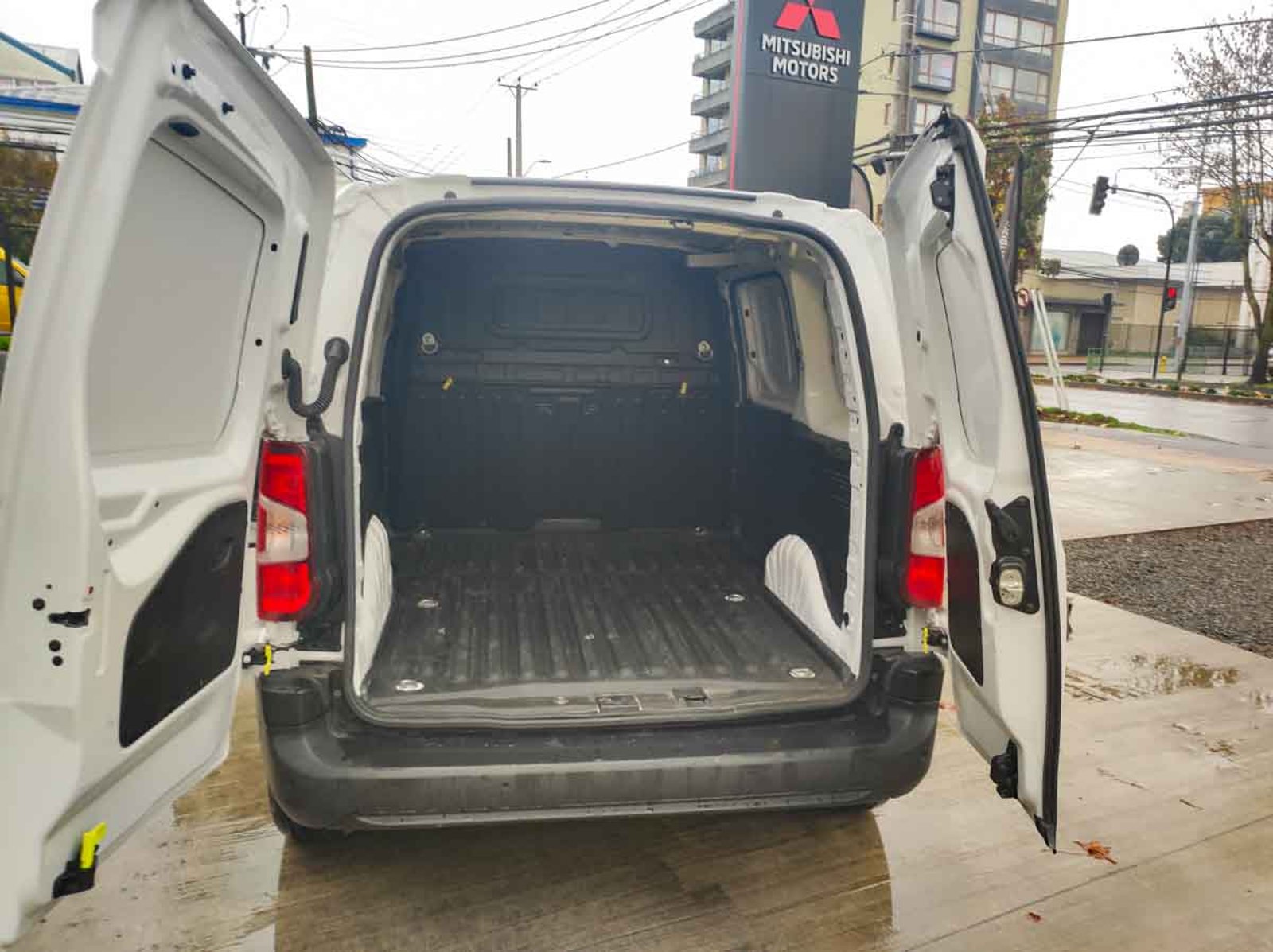 PEUGEOT PARTNER L1 BLUE HDI 100 1.5 2024 - Imagen 10 de 12