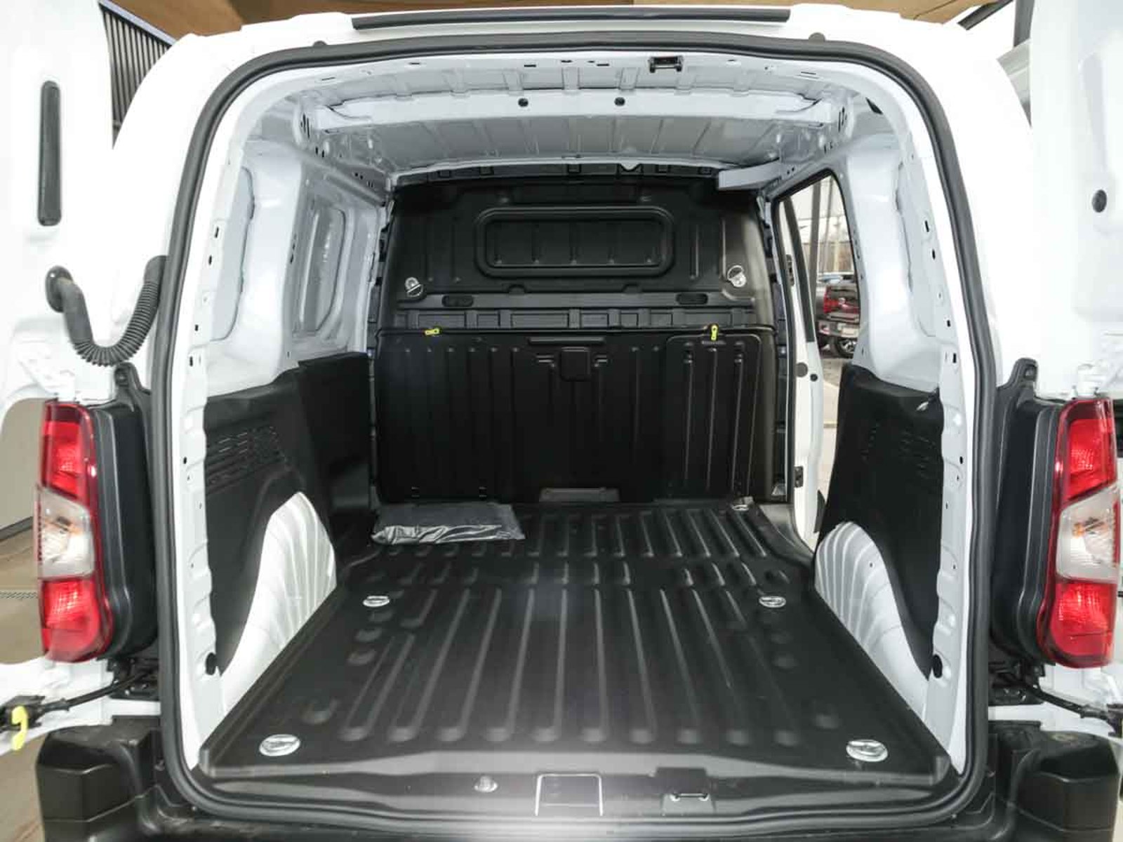 PEUGEOT PARTNER MCA L1 DIESEL 100HP MT 2026 - Imagen 13 de 13