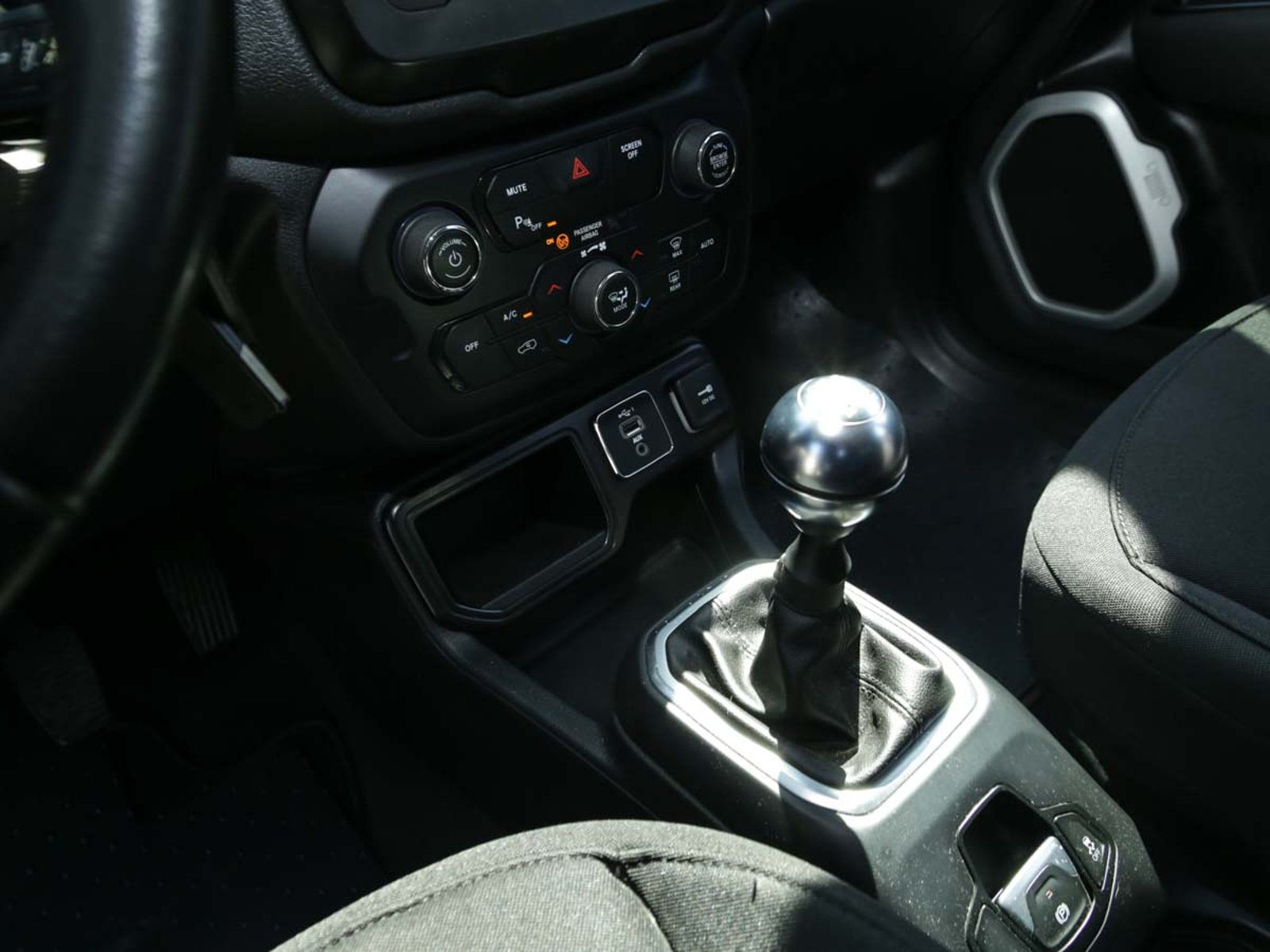 JEEP RENEGADE SPORT 4X2 LX MT 2022 - Imagen 9 de 12