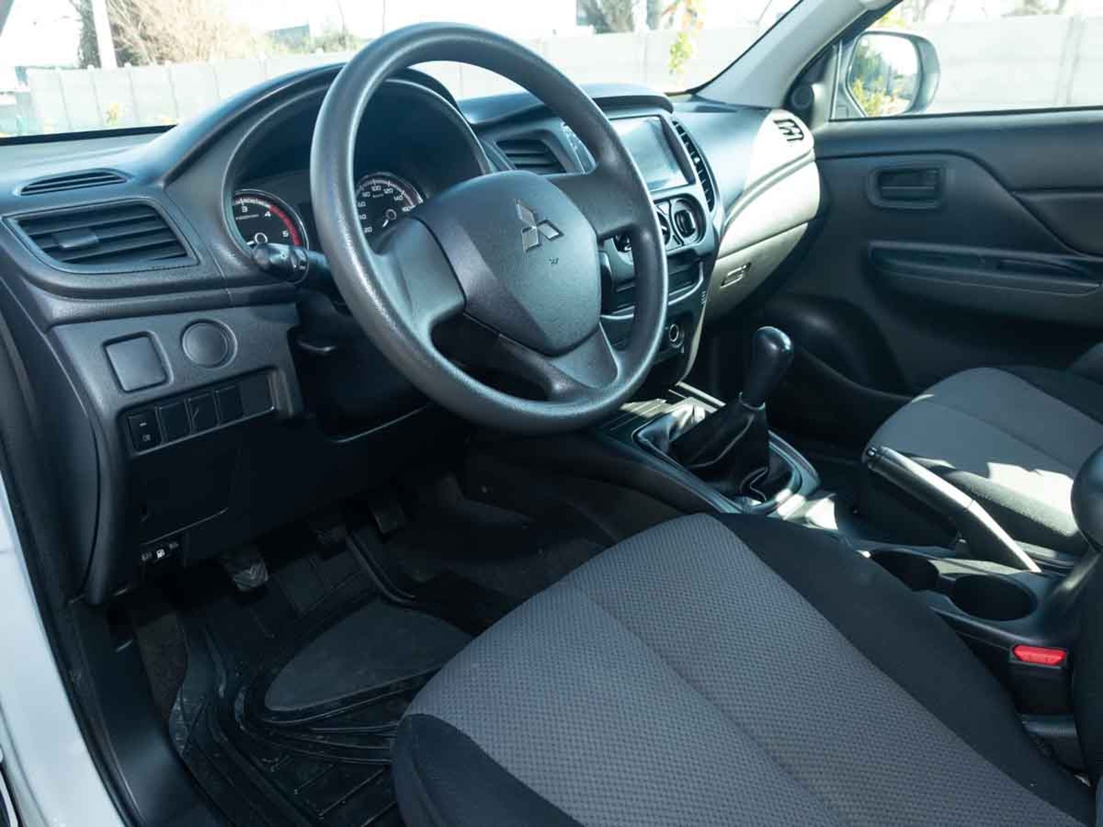 Mitsubishi L-200 D/C 4x2 TD Work CR 2021 - Imagen 6 de 8