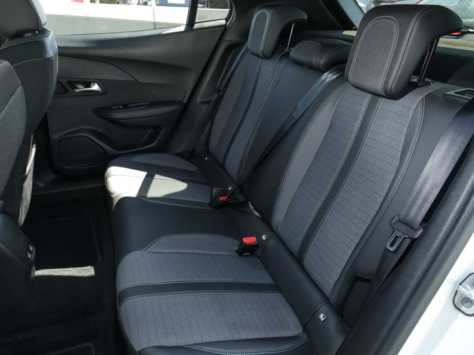 PEUGEOT 2008 ALLURE PACK PURETECH 130 EAT8 2023 - Imagen 11 de 13