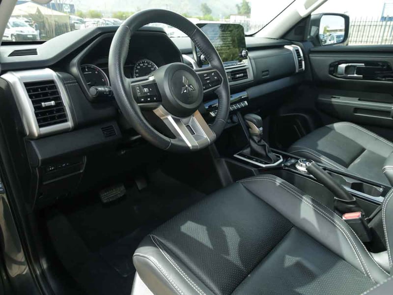 Mitsubishi L-200 NEW DAKAR CRS AUT HP FULL 4X4 TD D/C E5 2025 - Imagen 6 de 8
