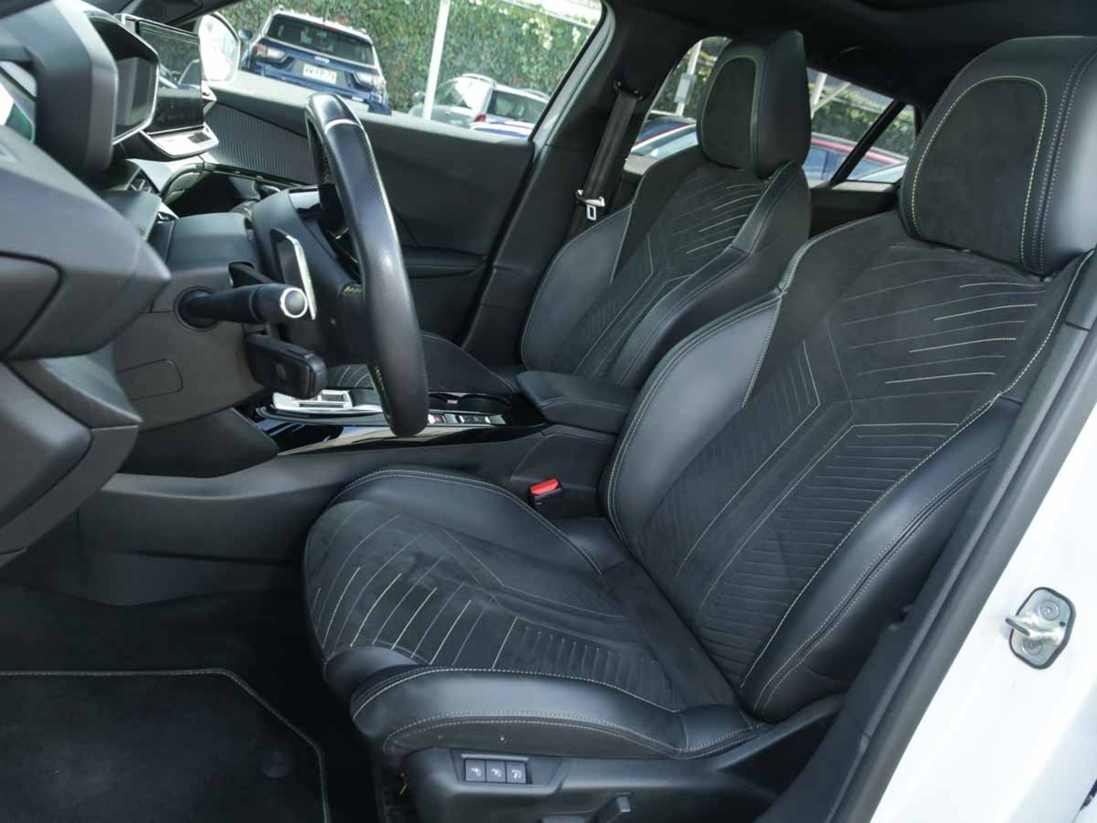 Peugeot 2008 MCA GT BLUEHDI 130 EAT8 2024 - Imagen 7 de 8
